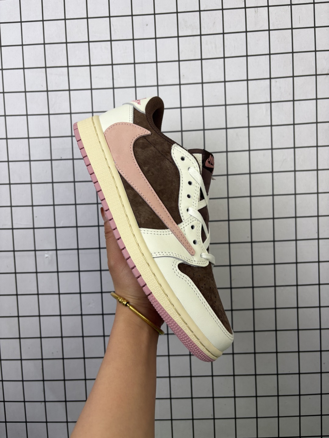 💰180
Nike Air Jordan 1 x Travis Scott AJ1倒勾 乔一倒钩 耐克 低帮文化篮球鞋
完美品质出货 细节如图所示 鞋面切割工整 冲孔整体干净 中底拉帮线 整体清洁度非常好
货号:DZ4137-206
尺码:36 36.5 37.5 38 38.5 39 40 40.5 41 42 42.5 43 44 45 46 47.5 48.5
编码719