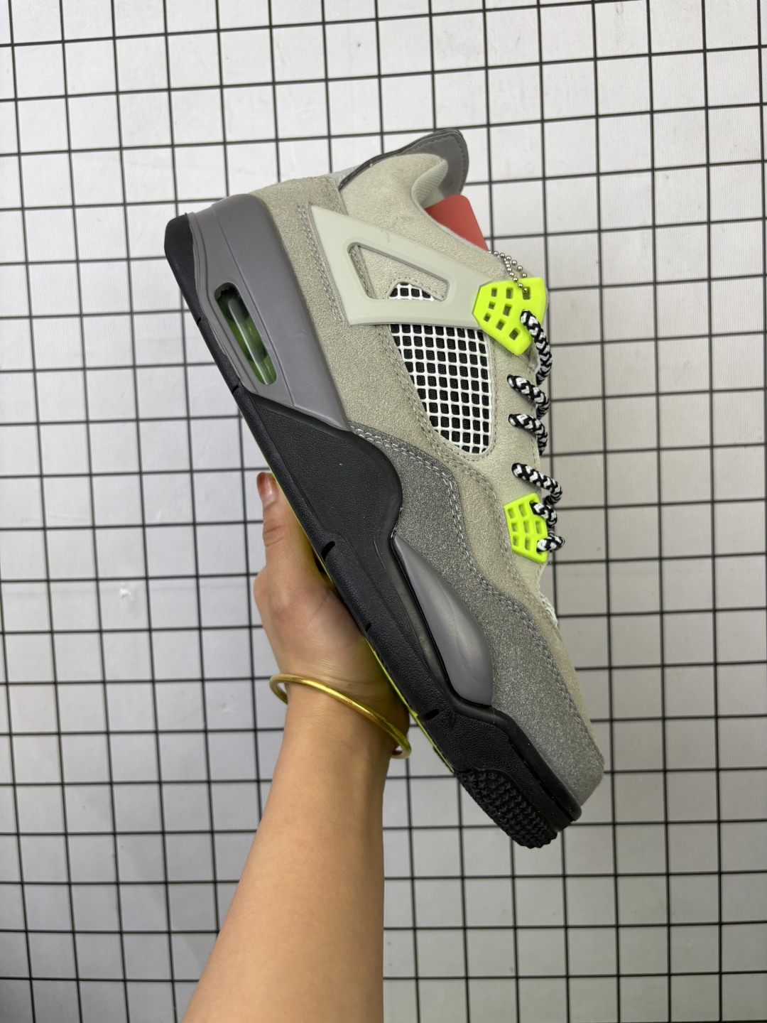 Air Jordan 4 Retro OG ”Cement“ 白水泥 AJ4 乔丹4代 aj4 乔4 白水泥 乔丹篮球鞋系列 以白色鞋身辅以水泥灰和黑色装扮,鞋舌上经典的 4 代 Jumpman Logo + Flight 字样格外抢眼,后跟则以 Nike Air 浮雕字样呈现.张弛有度、清爽有余的活力运动装扮,白水泥有着让人百看不厌的经典外观,细细品味之下更显独特魅力. 货号:CT5342 带半码 编码554
