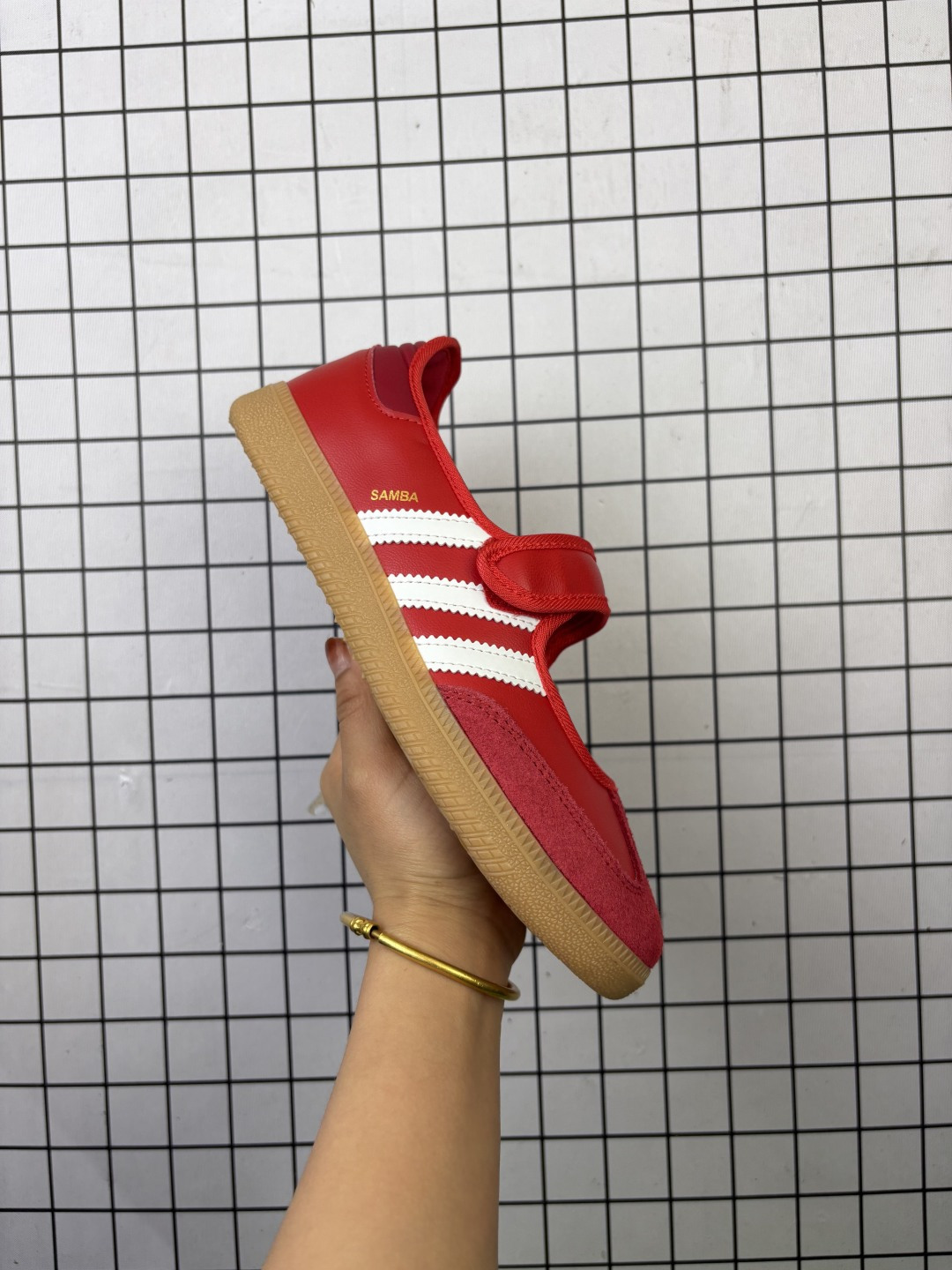 Adidas Samba OG 阿迪达斯桑巴纪念日系列 Adidas 近70年的经典Samba OG 修长的鞋楦,略微尖尖的鞋头,翻毛皮的鞋头拼接,这些我们都看得到的元素正是Samba的设计灵魂 货号: JQ6446 编码698