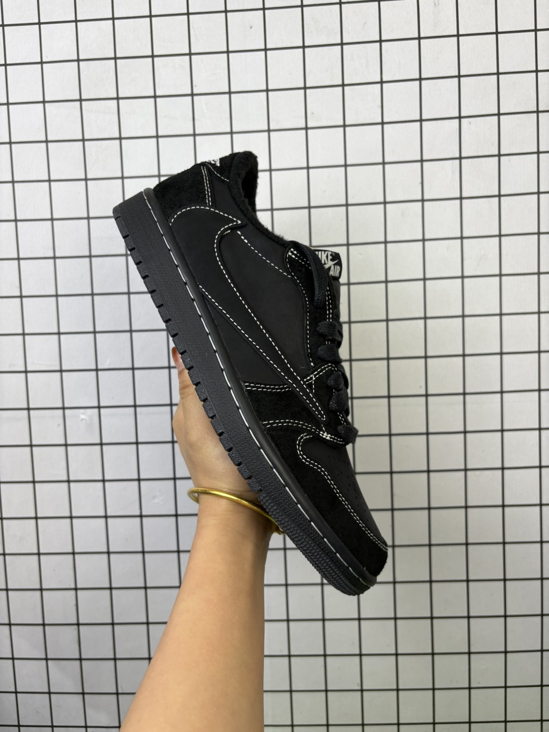 💰320
Jordan/乔丹 男女鞋真标半码制,原档案原数据开发纸版,采用磨砂皮革组合翻毛皮鞋面材质,中底注胶孔及缜密中底拉帮工艺,内置气垫及耐磨橡胶大底❗“倒钩 5.0”这个细节不一般,再度联乘当红嘻哈歌手特拉维斯·斯科特Travis Scott x Nike Air Jordan 1 Low OG SP"Black/Phantom"AJ1乔丹一代经典低帮文化百搭休闲运动篮球鞋“ DM7866-001
类型:男女鞋
码数:36 36.5 37 38 38.5 39 40 40.5 41 42 42.5 43 44 45
编码元