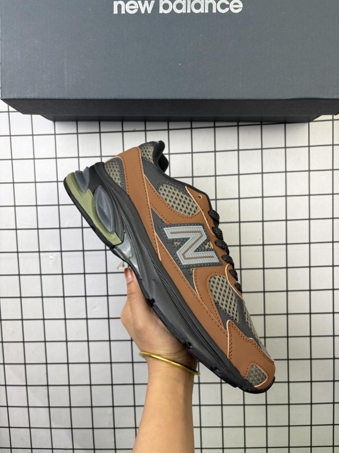NB New Balance 2010系列 新百伦经典复古休闲运动板鞋 以ENCAP中底配以升级版 N-ERGY缓震物料 鞋面则采用特色的柔软麂皮搭以NewBalance经典的尼龙网布 低调中还原跑鞋本真 更年轻化的设计理念与材质 让新世代青年得以用全新视角体验经典鞋款的传奇魅力 官方货号:U2010WB 半 编码:704
