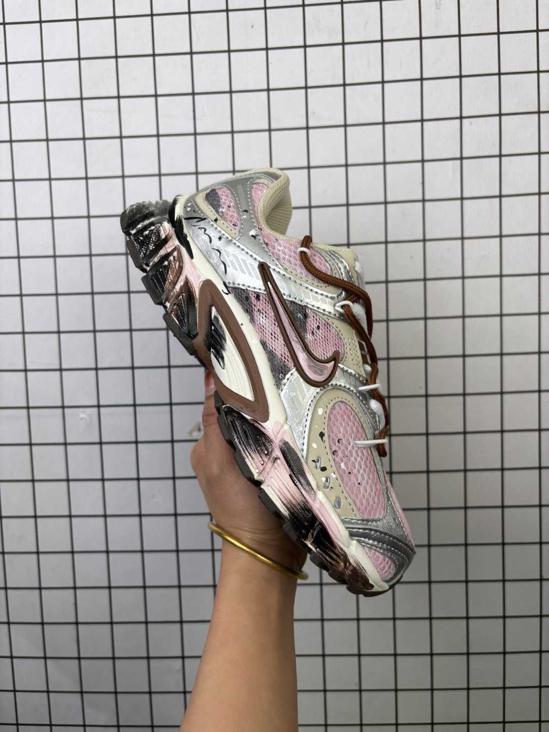 手绘定制:Nike V5 RNR 耐克 舒适百搭防滑耐磨 低帮休闲鞋 鞋面是大网孔设计 透气性超强 夏天穿完全不会闷脚 特别适合现在这种天气 中底是泡棉材质 脚感特别舒适 走一天脚都不会累 而且这双鞋一年四季都能穿 无论是日常休闲 慢跑还是通勤 都能轻松驾驭 货号:HQ7901 半 编码698