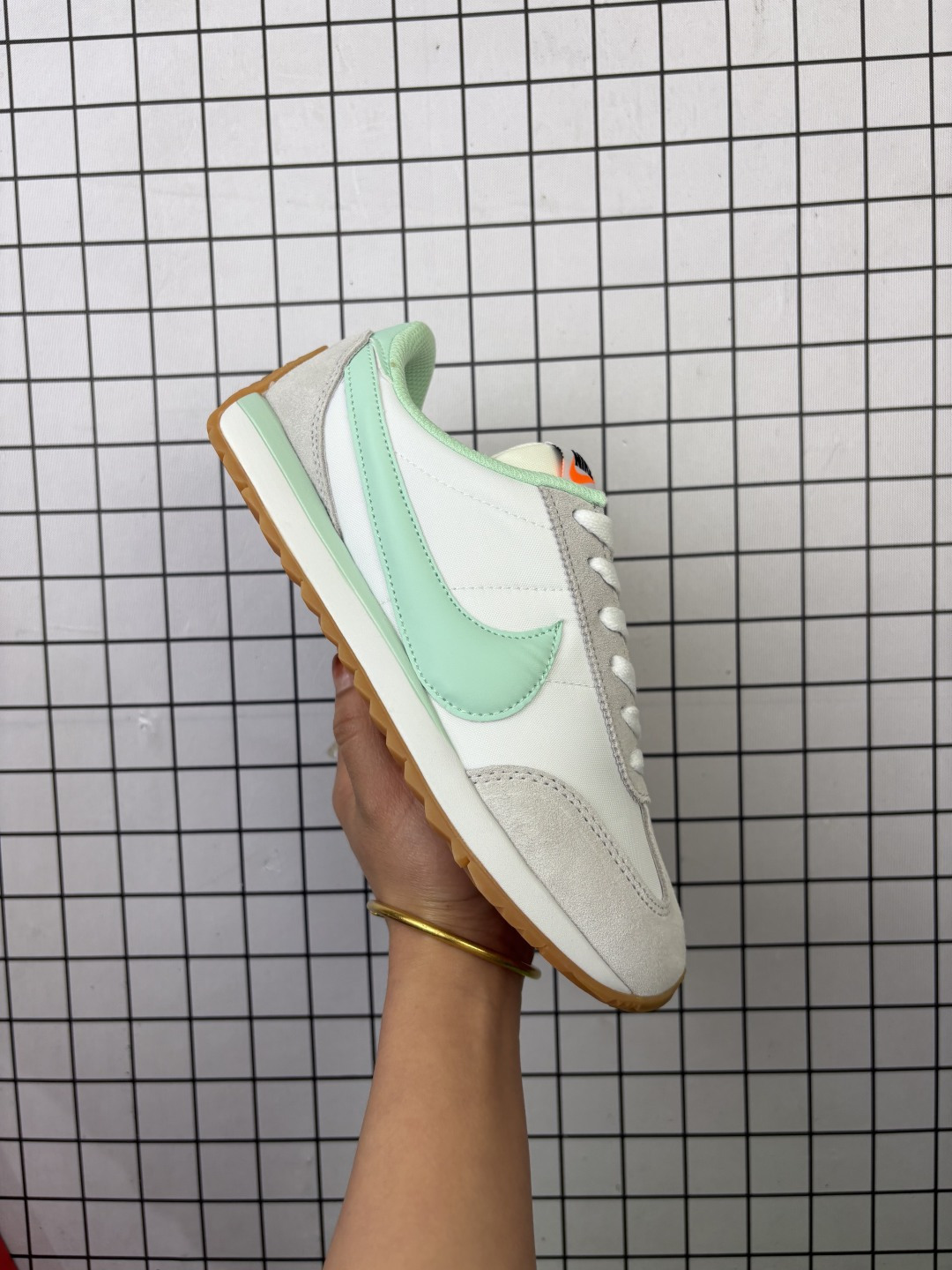 Nike Classic Cortez Leather 秉承元年款经典风格 糅合防水鞋面设计 传统鞋带系统和覆面设计增强贴合感 提升耐久性 彰显经典风格 EVA 泡棉中底轻盈缓震 纯色橡胶外底搭配人字形底纹 缔造出色耐久性和多向抓地力 天猫订单本实体可操作原价款 货号: HM4771 编码698