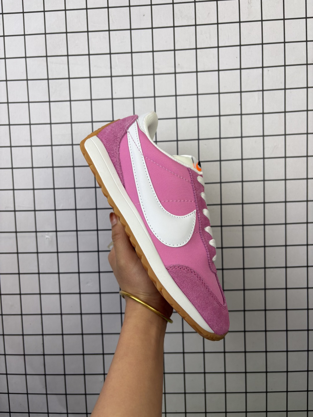 💰105
✅Nike Classic Cortez Leather 
秉承元年款经典风格 糅合防水鞋面设计
传统鞋带系统和覆面设计增强贴合感
提升耐久性 彰显经典风格
EVA 泡棉中底轻盈缓震
纯色橡胶外底搭配人字形底纹
缔造出色耐久性和多向抓地力
天猫订单本实体可操作原价款
货号: HM4771 
编码698
36-40