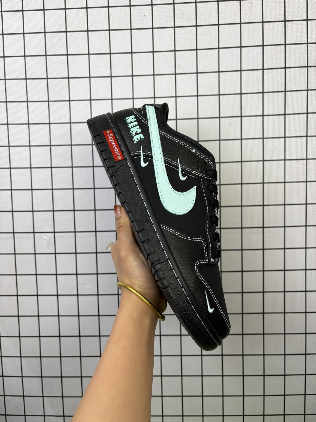 Nike/耐克 男女鞋真标半码制,全新2021版更新数据窄楦翘头版型,采用牛剖革鞋组合猪巴革鞋面材质,缜密拉帮中底布,鞋垫嵌EVA缓震物料及背胶,全新窄版翘头耐磨橡胶大底❗️创意定制三方联名配色,经典美系街头品牌斯图西与至高无上Supremex Stussy x Nike By You SB Dunk Low Retro SP扣篮系列低帮休闲运动滑板板鞋 SC9207-424 类型:男女鞋 编码:老男H