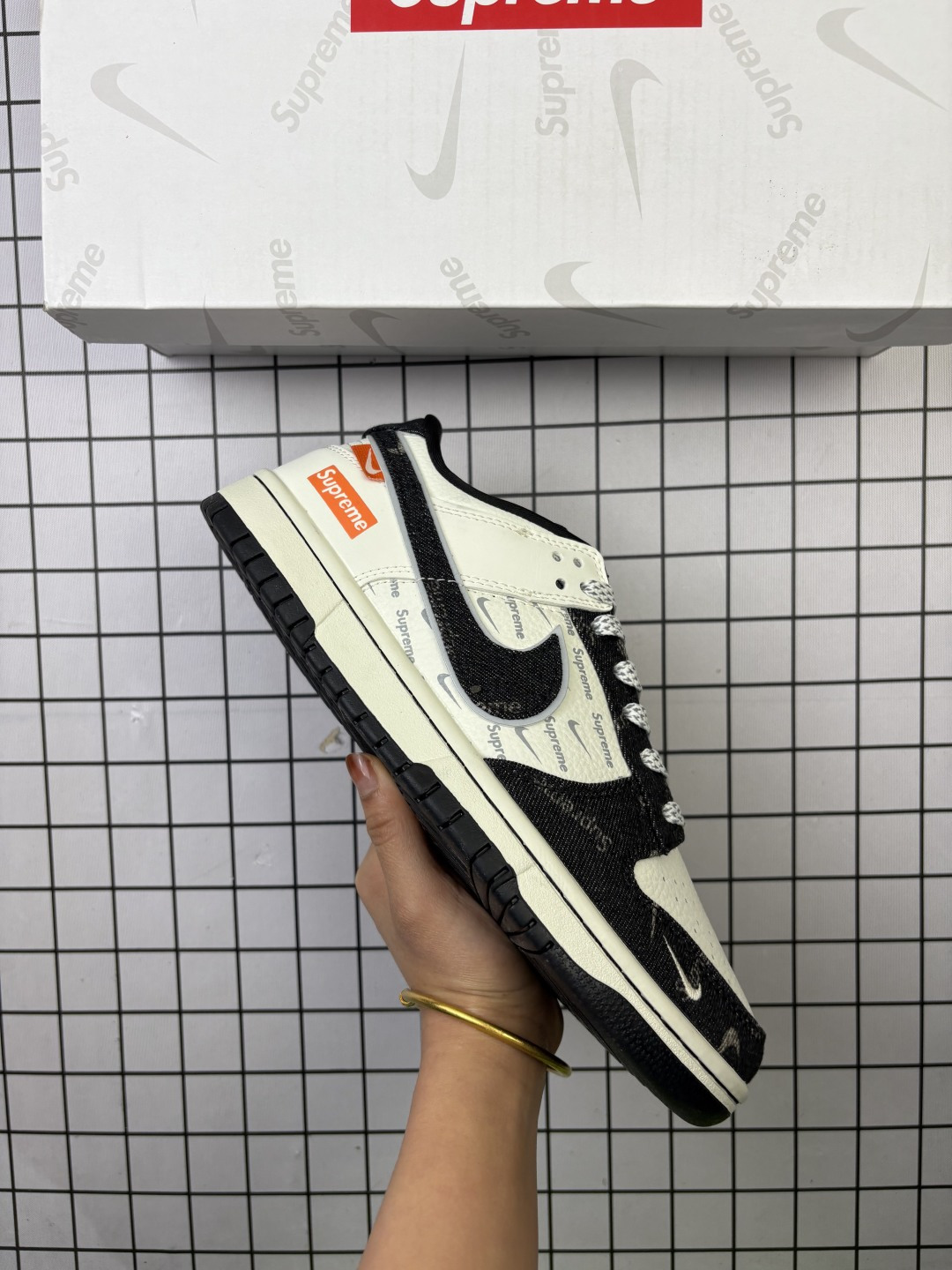 🈴💰110
Nike/耐克 男女鞋真标半码制，全新2021版更新数据窄楦翘头版型，采用牛剖革鞋组合猪巴革鞋面材质，缜密拉帮中底布，鞋垫嵌EVA缓震物料及背胶，全新窄版翘头耐磨橡胶大底❗️创意定制三方联名配色,经典美系街头品牌斯图西与至高无上Supremex Stussy x Nike By You SB Dunk Low Retro SP扣篮系列低帮休闲运动滑板板鞋 SC9207-424

类型：男女鞋
码数：36 36.5 37.5 38 38.5 39 40 40.5 41 42 42.5 43 44 45
编码：老男H