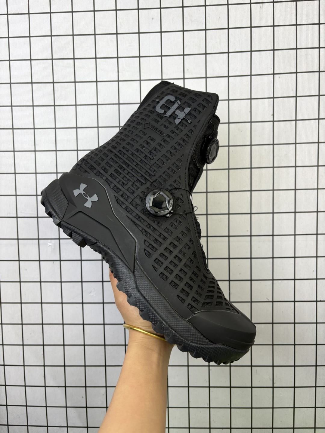 💰200
公司级 Under Armour/CY安德玛 高帮登山鞋 码制采用网眼针织合成革与TPU嵌片搭配组合鞋面，搭载革新性UA Flow缓震科技大底安德玛 UAHOVR CG REACTOR CT 
尺码40-46
编码788