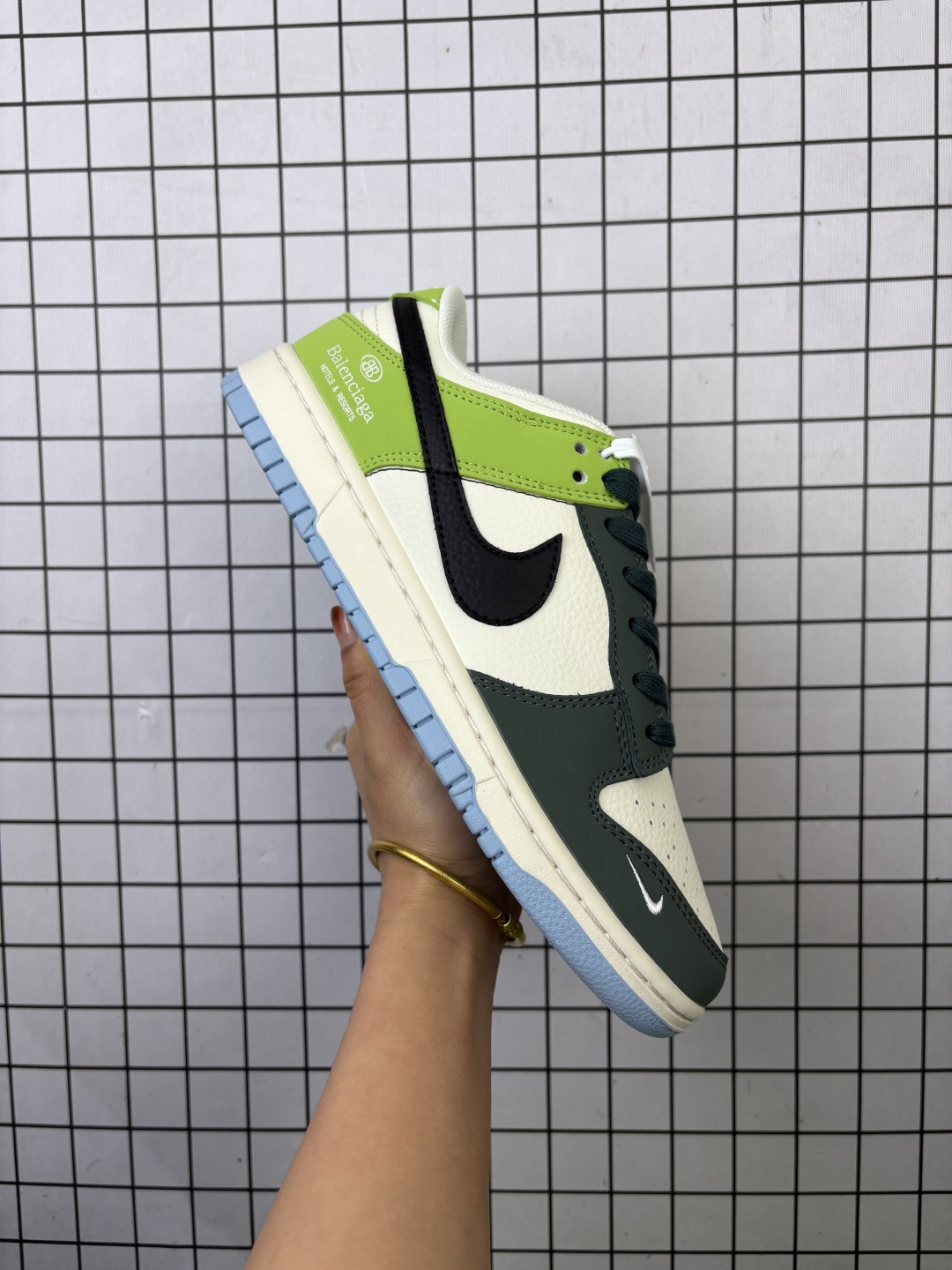 💰150
Nike/耐克 男女鞋真标半码制，全新更新数据窄楦翘头版型，采用粒面牛剖革鞋面材质，缜密拉帮中底布，鞋垫嵌EVA缓震物料及背胶，全新窄版翘头耐磨橡胶大底❗️创意定制联名配色,法国高端奢侈品牌-巴黎世家BALENCIAGA x Nike By You SB Dunk Low Retro SP扣篮系列低帮休闲运动滑板板鞋“联名白绿巴黎世家布标 ZH2598-274

类型：男女鞋
码数：36 37 38 39 40 41 42 43 44 45
编码：青H