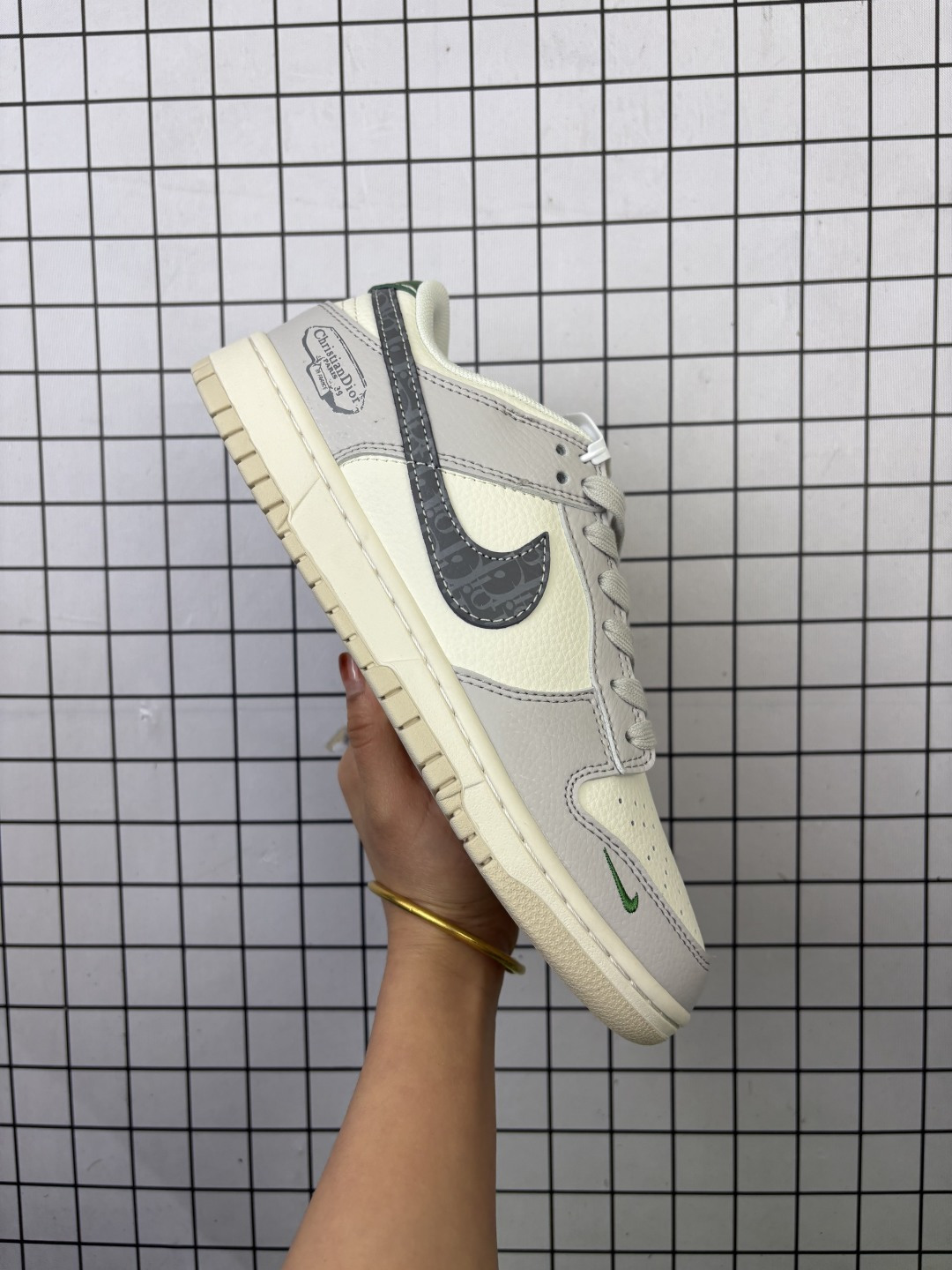 💰150
Nike/耐克 男女鞋真标半码制，全新更新数据窄楦翘头版型，采用粒面牛剖革鞋面材质，缜密拉帮中底布，鞋垫嵌EVA缓震物料及背胶，全新窄版翘头耐磨橡胶大底❗️创意定制联名配色,法国高端奢侈品牌-巴黎世家BALENCIAGA x Nike By You SB Dunk Low Retro SP扣篮系列低帮休闲运动滑板板鞋“联名白绿巴黎世家布标 ZH2598-274

类型：男女鞋
码数：36 37 38 39 40 41 42 43 44 45
编码：青H