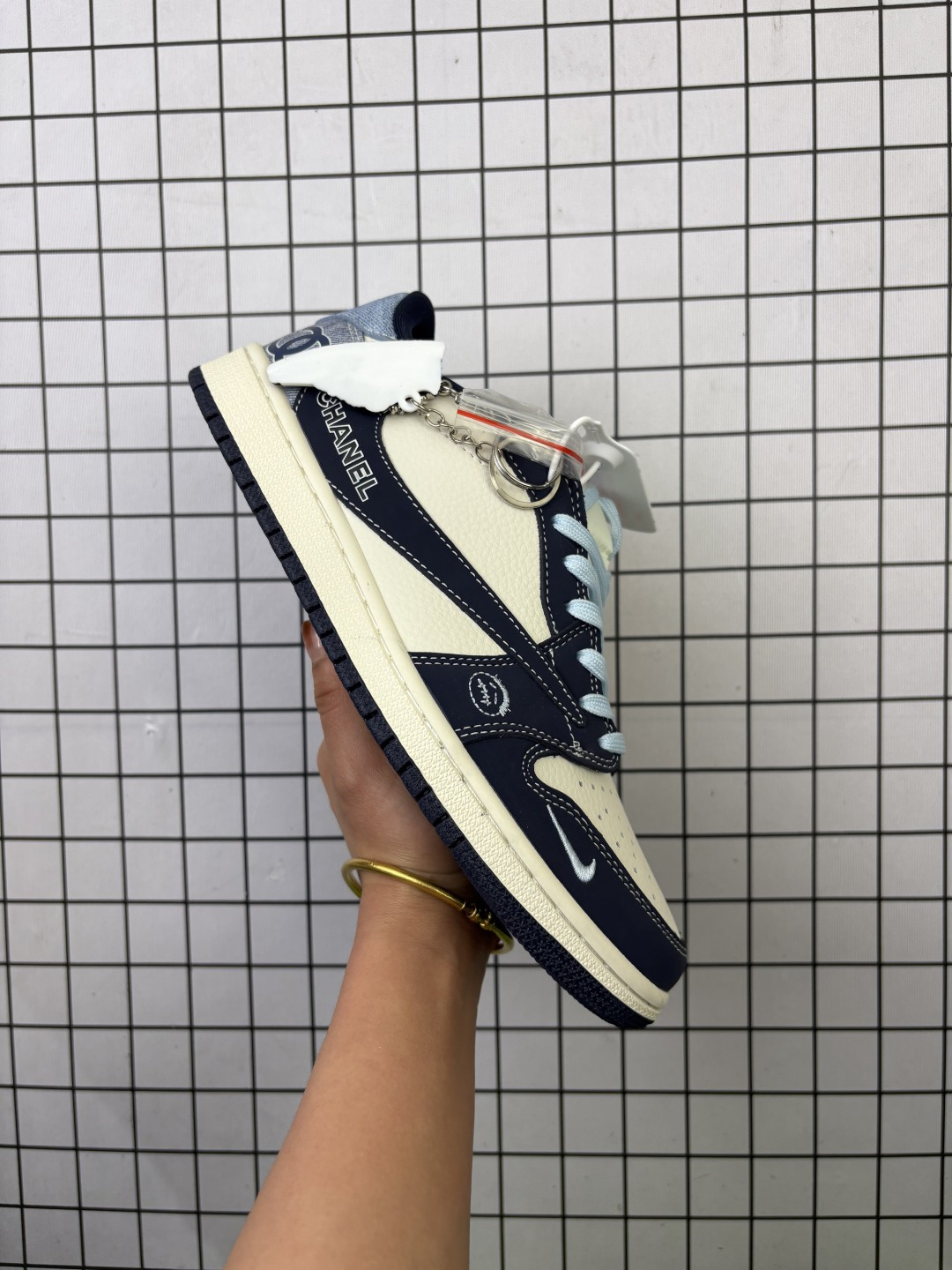 Jordan/乔丹 男女鞋真标半码制,采用软质牛剖革组合固色猪巴革鞋面材质,缜密拉帮中底布,鞋垫嵌EVA缓震物料及背胶,内置气垫及耐磨橡胶大底❗️创意定制联乘意大利奢侈品牌-古驰Gucci x Travis Scott x Nike Air Jordan 1 Low OG"Supreme"AJ1乔丹一代经典低帮文化百搭休闲运动篮球鞋“ DD7866-106 类型:男女鞋 编码头H