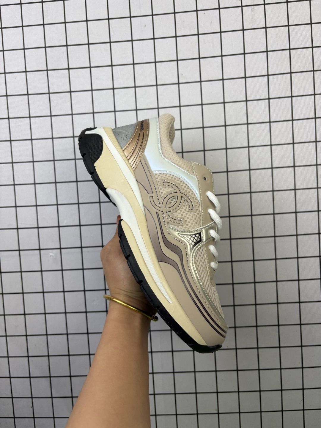 💰150
【公司级】Chanel 香奈儿 2025新款高级运动鞋、老爹鞋系列!各路网红.博主.潮人一夜刷爆小红书INS...正品1:1原版开模,鞋身轻便且有内增高的隐藏属性,上脚超柔软拉长腿部线条,包裹性十足,妥妥的百搭款利器。
类型:男女鞋
货号: E0576
码数: 36-45
编码:103