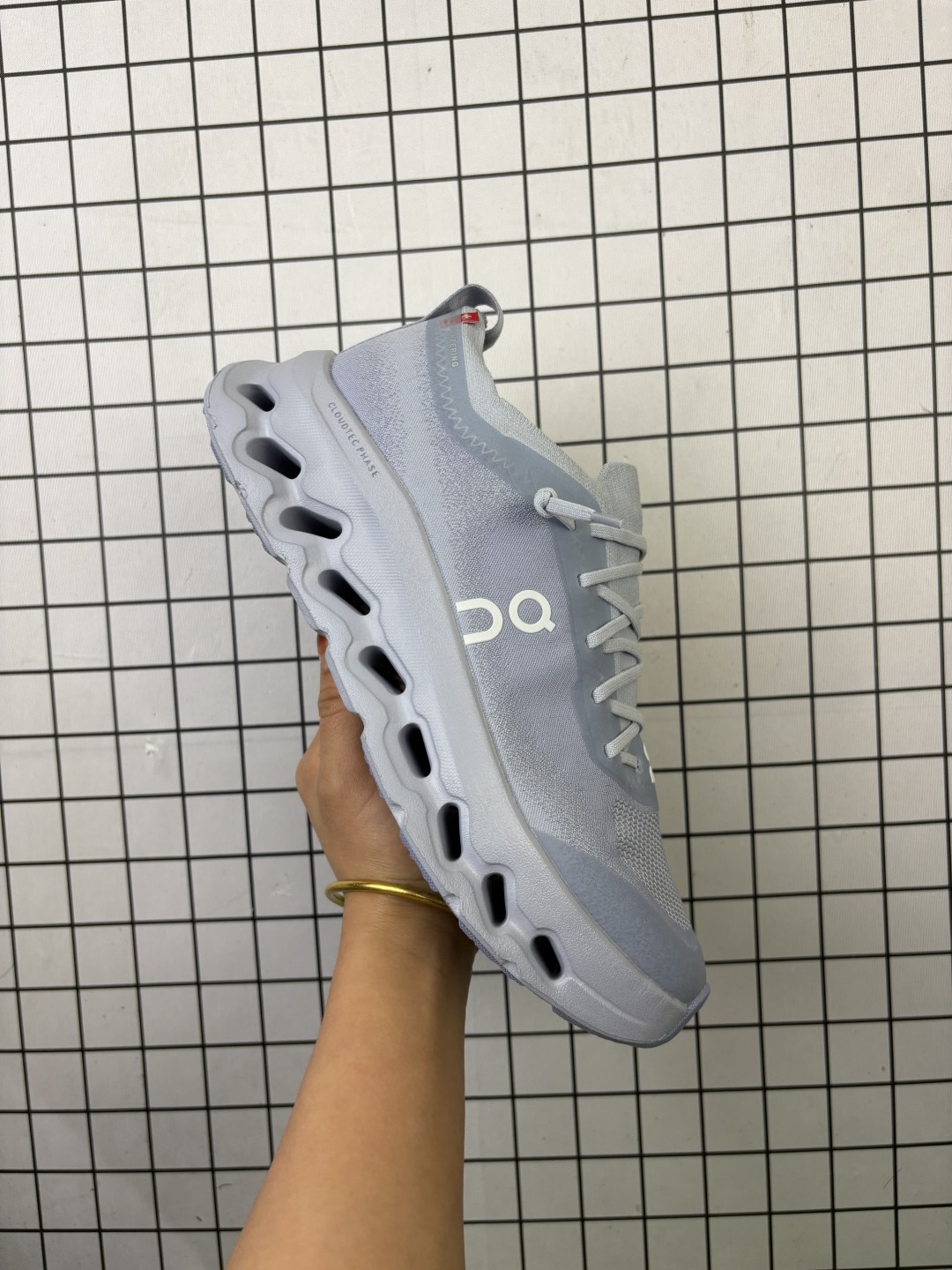 💰120
Cloudtilt Moon 全新综合体能训练运动鞋Cloud X 舒适乐趣跑,缓震、轻量
On昂跑上演中底“变形计” ,打破传统格局缔造柔软脚感。
On昂跑对于值友来说已经是个相对熟悉的品牌了,旗下的经典款Cloud X兼具稳健敏捷、功能多面,轻量脚感和灵活反馈等优点,是健身爱好者最喜欢的鞋履产品之一。2022年首发的超厚底怪兽跑鞋Cloudmonster,加载最大的Cloudtec模块,柔软的缓震和强力的回弹体验,也让他一战成名,进入大体重运动爱好者和与大众跑者的入门跑鞋心选
编码306
36-45