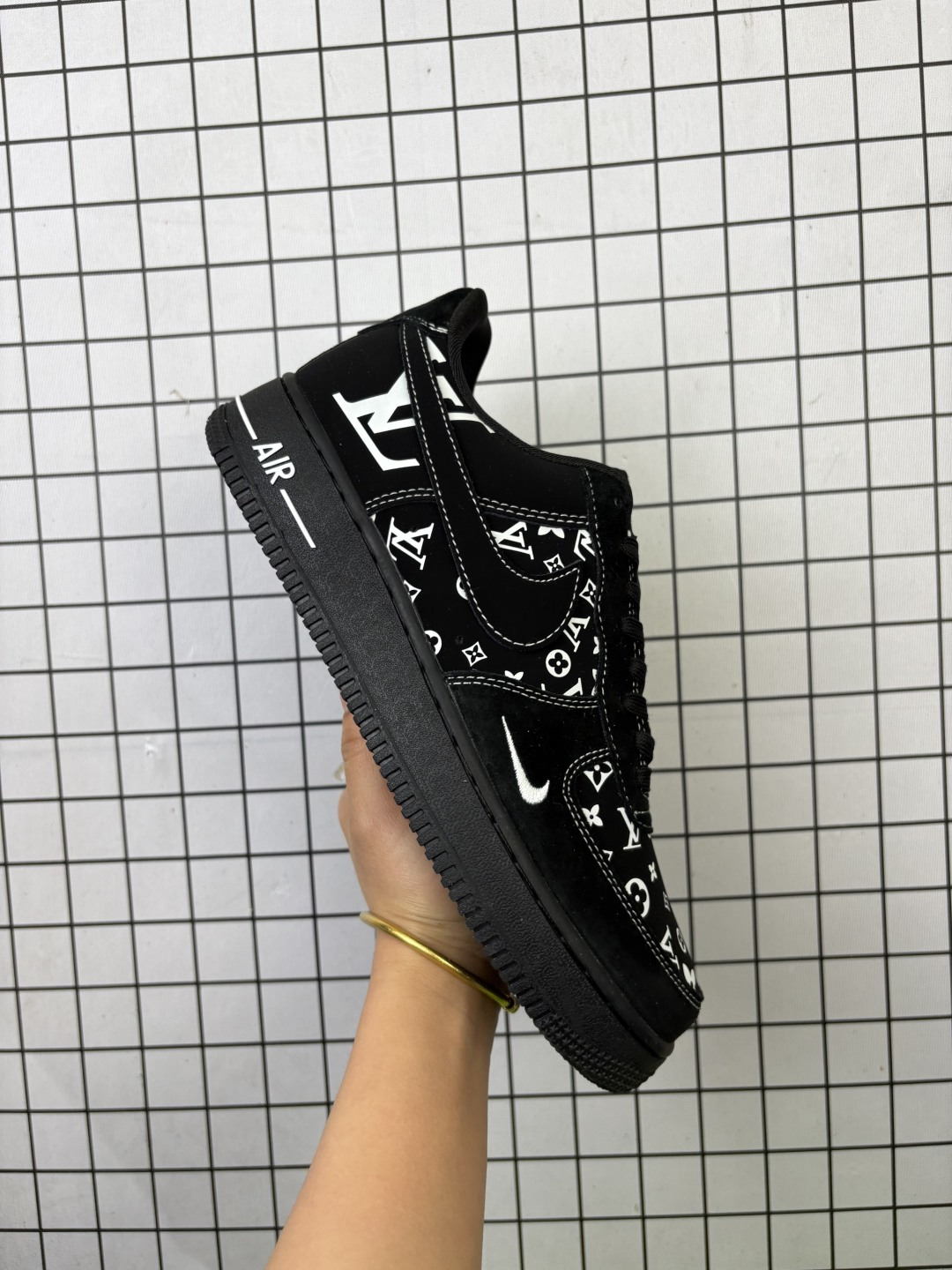 Nike/耐克 男女鞋真标半码制,原楦原纸版数据开发版型,采用软质荔枝纹牛剖革鞋面材质,内置全掌Air Sole气垫❗创意定制配色,法国顶级高奢品牌·路易威登Louis Vuitton x Nike Air Force 1 07 LV8 Low"LV Monogram"空军一号经典百搭休闲运动板鞋“ SS1979-001 类型:男女鞋