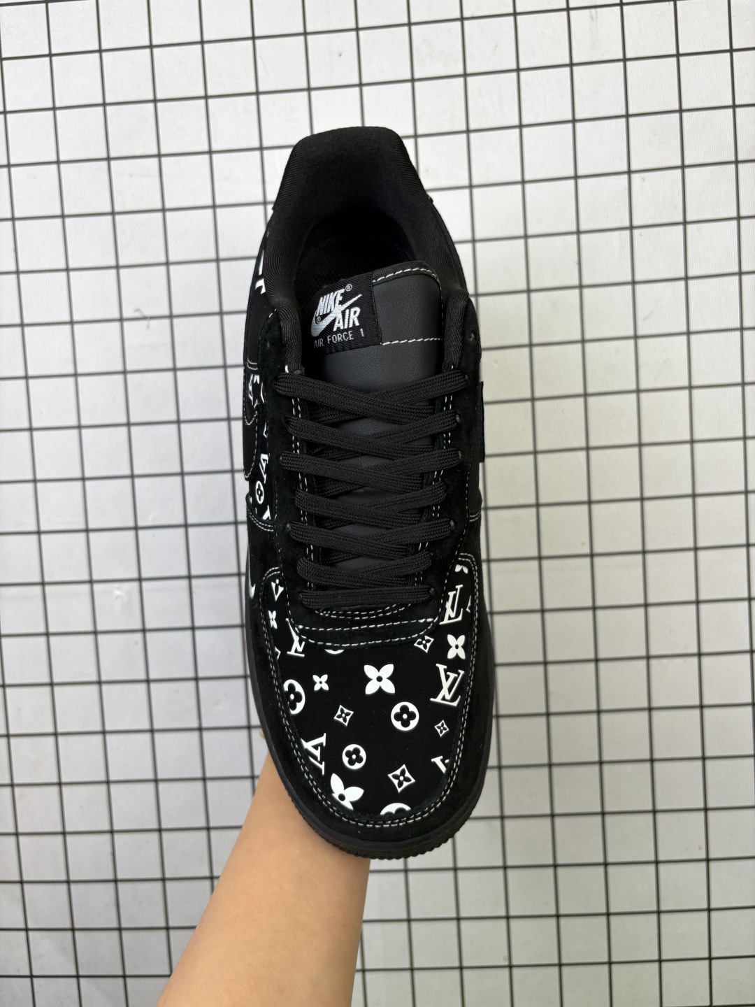 Nike/耐克 男女鞋真标半码制,原楦原纸版数据开发版型,采用软质荔枝纹牛剖革鞋面材质,内置全掌Air Sole气垫❗创意定制配色,法国顶级高奢品牌·路易威登Louis Vuitton x Nike Air Force 1 07 LV8 Low"LV Monogram"空军一号经典百搭休闲运动板鞋“ SS1979-001 类型:男女鞋