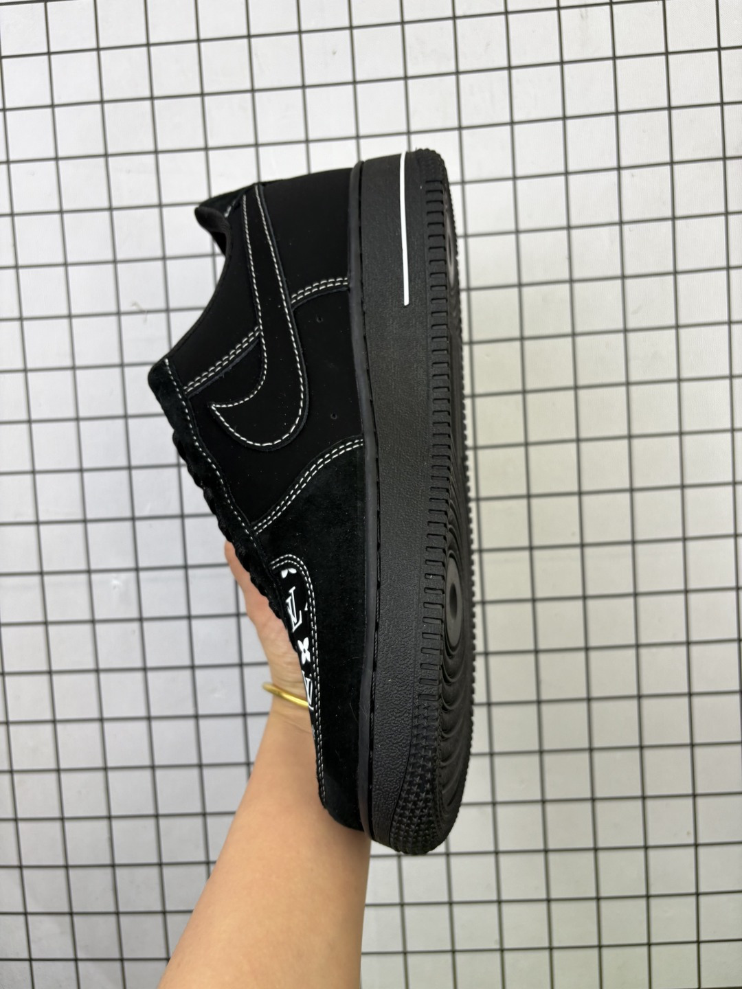 Nike/耐克 男女鞋真标半码制,原楦原纸版数据开发版型,采用软质荔枝纹牛剖革鞋面材质,内置全掌Air Sole气垫❗创意定制配色,法国顶级高奢品牌·路易威登Louis Vuitton x Nike Air Force 1 07 LV8 Low"LV Monogram"空军一号经典百搭休闲运动板鞋“ SS1979-001 类型:男女鞋