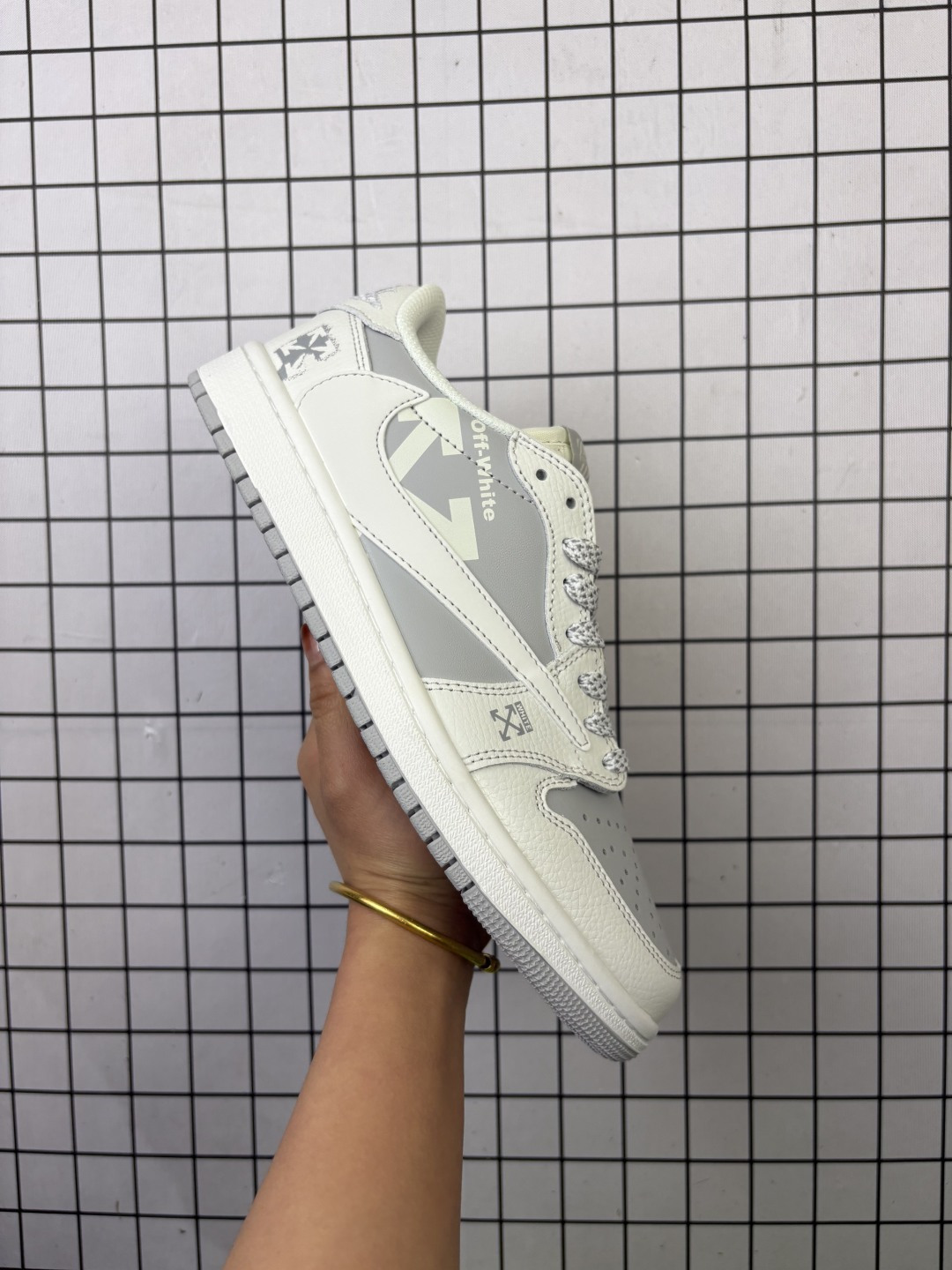 Travis Scott x Fragment Design x Jordan Air Jordan 1 Low OG SP “蓝泼墨拉布布” 多方联名合作融合了Travi翻毛蓝勾s Scott 独特的音乐风格,藤原浩个性的设计风格以及Jordan品牌的经典元素 使其成为一双具有独特身份和价值的鞋子 清新而立体的外观加上联名标识更突出了其独特身份 这种配色方案显示出活力和时尚感 在视觉上引人注目 鞋身的质感和细腻的细节处理使其显得高端而格调十足 这款“倒钩”联名是设计与创意完美结合 融合多方的个性风格是一款备受瞩目的潮流鞋款 低帮休闲板鞋 定制鞋盒 大厂纯原品质出货 超高清洁度 皮料切割干净无任何毛边 细节完美 货号: DZ5899-017 编码给L