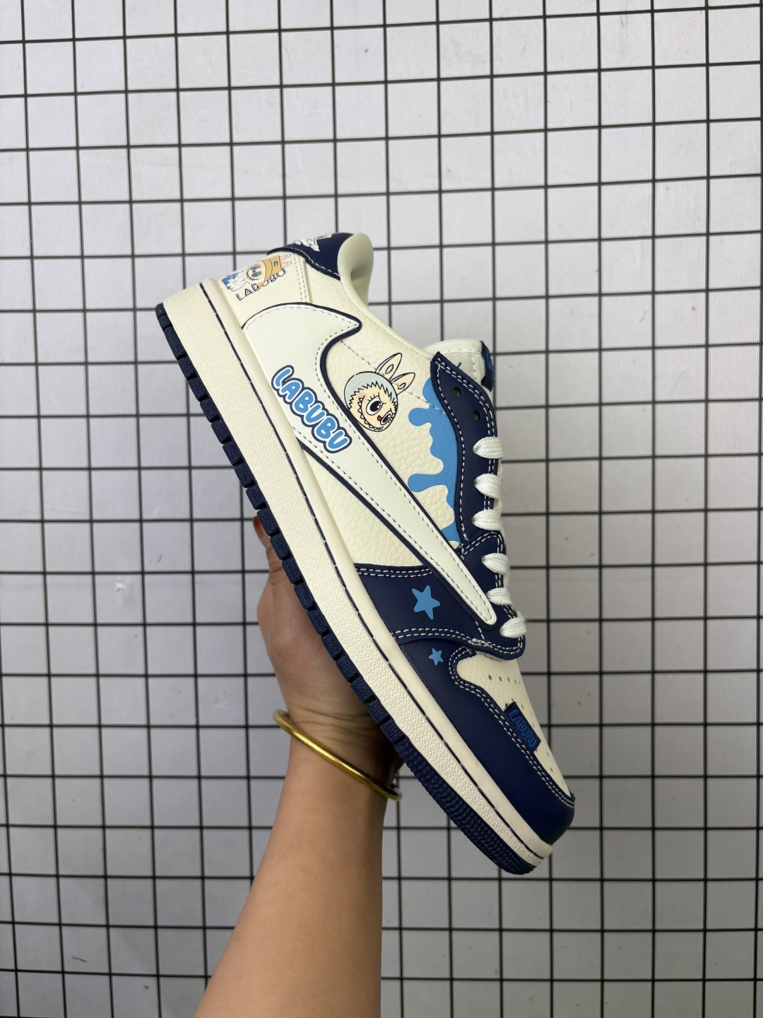 Travis Scott x Fragment Design x Jordan Air Jordan 1 Low OG SP “蓝泼墨拉布布” 多方联名合作融合了Travi翻毛蓝勾s Scott 独特的音乐风格,藤原浩个性的设计风格以及Jordan品牌的经典元素 使其成为一双具有独特身份和价值的鞋子 清新而立体的外观加上联名标识更突出了其独特身份 这种配色方案显示出活力和时尚感 在视觉上引人注目 鞋身的质感和细腻的细节处理使其显得高端而格调十足 这款“倒钩”联名是设计与创意完美结合 融合多方的个性风格是一款备受瞩目的潮流鞋款 低帮休闲板鞋 定制鞋盒 大厂纯原品质出货 超高清洁度 皮料切割干净无任何毛边 细节完美 货号: DZ5899-017 编码给L