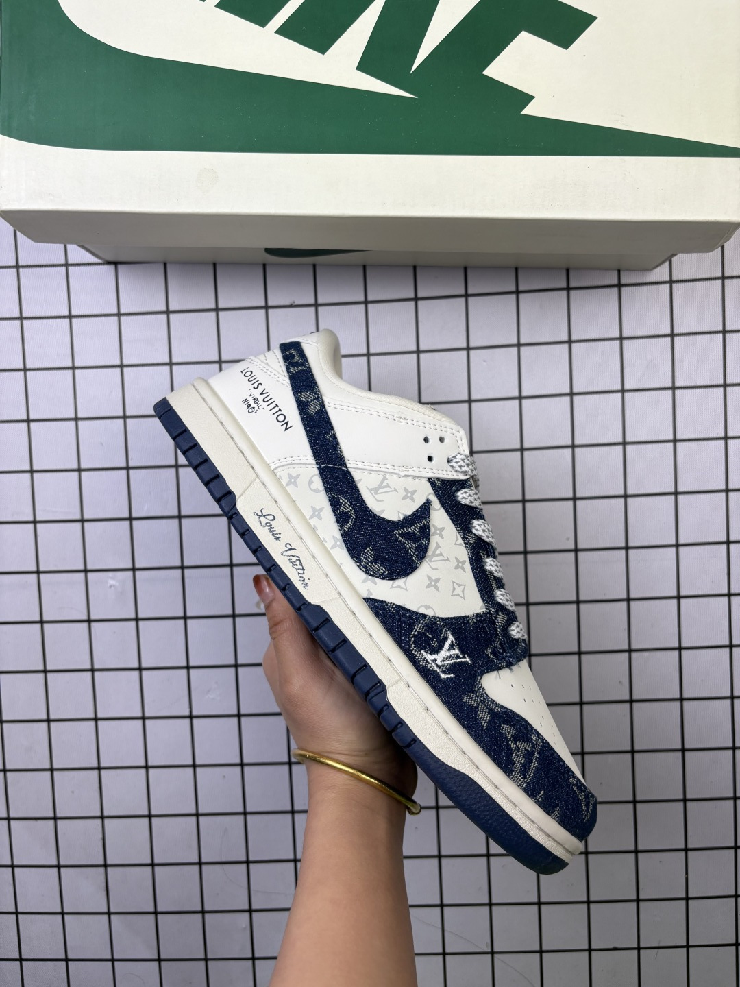 🈴💰110
Nike/耐克 男女鞋真标半码制,全新2021版更新数据窄楦翘头版型,采用荔枝纹牛剖革组合猪巴革鞋鞋面材质,缜密拉帮中底布,鞋垫嵌EVA缓震物料及背胶,全新窄版翘头耐磨橡胶大底❗️创意定制联名配色,美国元祖街头潮牌-斯图西/Stussy x Nike By You SB Dunk Low Retro SP扣篮系列低帮休闲运动滑板板鞋“ SC9207-406
类型:男女鞋
码数:36 36.5 37.5 38 38.5 39 40 40.5 41 42 42.5 43 44 45
编码老男H