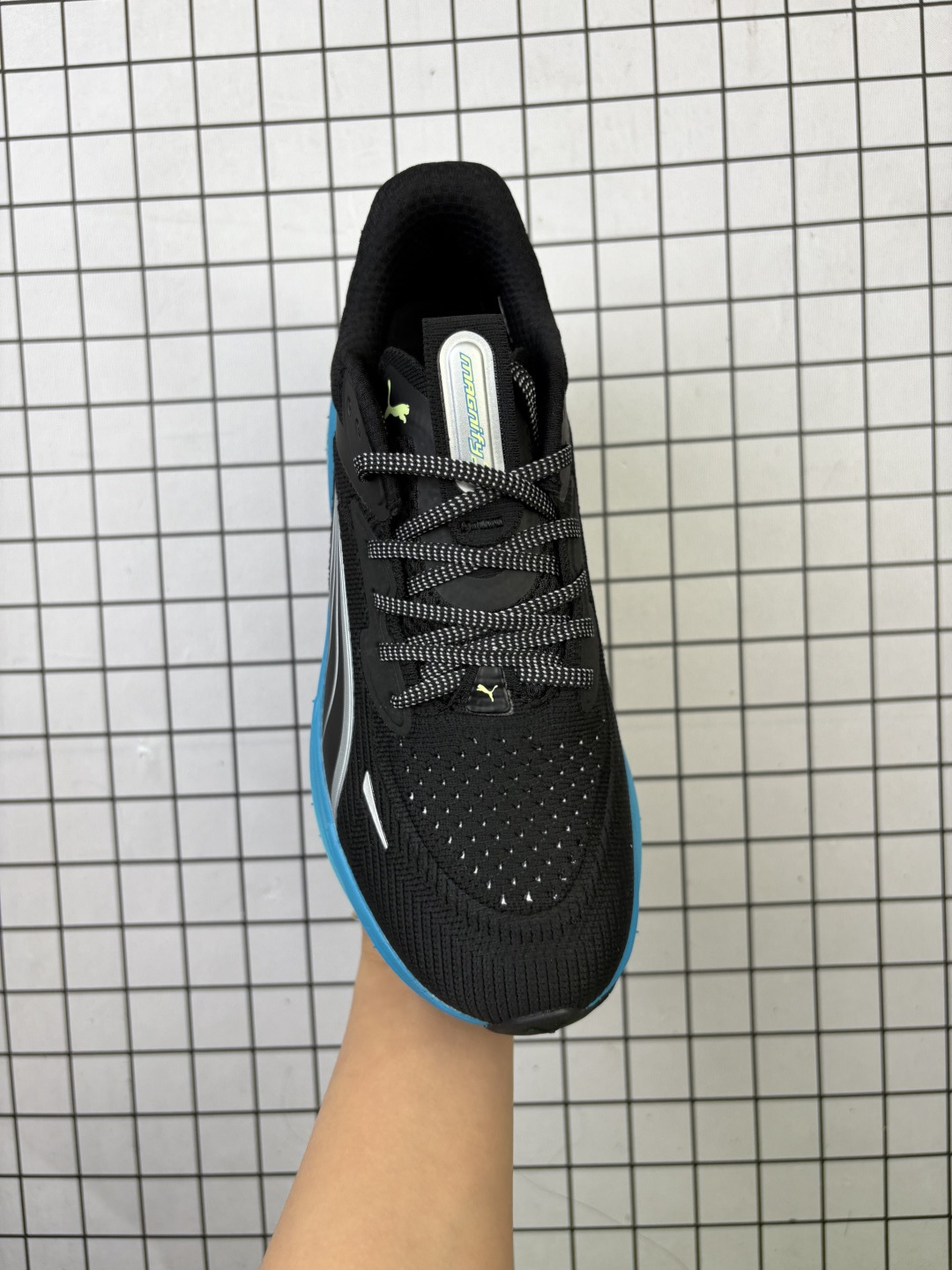 💰260
公司级✅彪马 彪破3 PUMA MAGNIFY NITRO 3代 
#PUMA跑鞋为跑步蓄能，功能性和美观性兼备。搭载 PUMA NITRO 氮气中底，具备轻量与高缓冲回弹特性，打造柔软舒适脚感。以简约流畅的线条勾勒 PUMA 跑道，为鞋款增添一抹灵动气质。
#鞋面采用轻量化高弹织物鞋面，上脚透气舒适包覆，还确保了耐穿性和支撑性助力急速畅跑
中底超临界NITRO氮气中底结合厚底轮廓舒适缓震，提供能力反馈，轻便柔软 跑步通勤皆可
#鞋侧PUMA 流线型跑道以明亮色彩呈现，勾勒活力运动美学
#外底采用 PUMAGRIP橡胶大底，止滑耐磨赋予跑者灵活自如的运动体验
货号：311046-05
尺码：36-45 带半码 
编码老男H