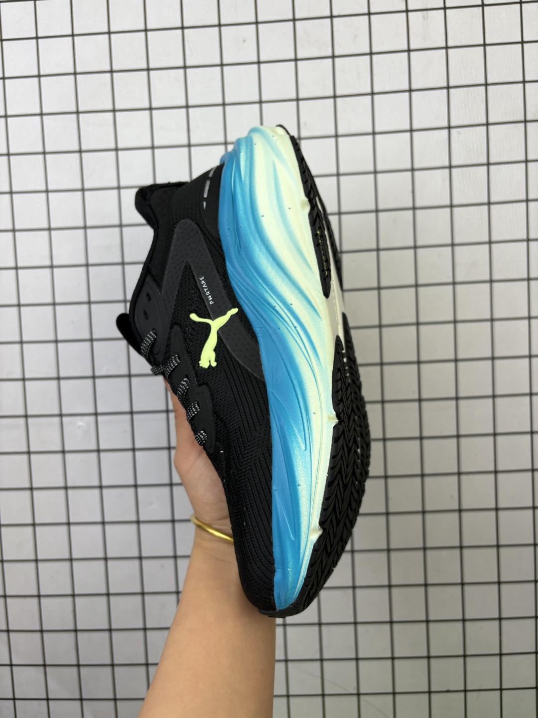 💰260
公司级✅彪马 彪破3 PUMA MAGNIFY NITRO 3代 
#PUMA跑鞋为跑步蓄能，功能性和美观性兼备。搭载 PUMA NITRO 氮气中底，具备轻量与高缓冲回弹特性，打造柔软舒适脚感。以简约流畅的线条勾勒 PUMA 跑道，为鞋款增添一抹灵动气质。
#鞋面采用轻量化高弹织物鞋面，上脚透气舒适包覆，还确保了耐穿性和支撑性助力急速畅跑
中底超临界NITRO氮气中底结合厚底轮廓舒适缓震，提供能力反馈，轻便柔软 跑步通勤皆可
#鞋侧PUMA 流线型跑道以明亮色彩呈现，勾勒活力运动美学
#外底采用 PUMAGRIP橡胶大底，止滑耐磨赋予跑者灵活自如的运动体验
货号：311046-05
尺码：36-45 带半码 
编码老男H