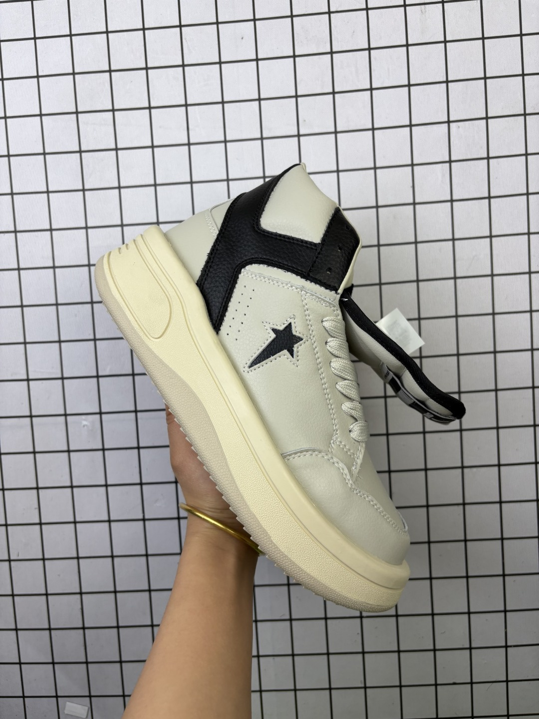 公司级✅Rick Owens Drkshdw x Converse Turbowpn 匡威联名 瑞克 欧文斯 舒适百搭 减震耐磨 中帮 板鞋 将靴子的先锋因子注入到Converse 80年代极具标志性的篮球高帮鞋之中 鞋型的线条设计被扭曲 鞋身的比例呈现出夸张感 基于Rick Owens 叛逆不羁的粗野主义美学视角下 双方非常规的设计手法探索了一个界于经典篮球风格与先锋时尚美学之间的奇异世界 货号:A06758C 编码大Y