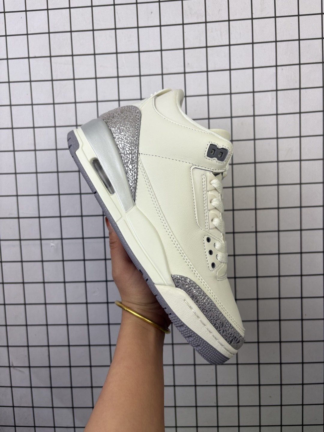 耐克 乔丹 AJ3 耐克 Nike Air Jordan 3 Retro SE 乔3 复刻篮球鞋 乔丹3代 三代 男女子运动鞋 作为 AJ 系列中广受认可的运动鞋之一,搭载与 2028 元年款类似的轻盈可视缓震配置.经典细节和材料,纪念成就不凡的传奇鞋款. 鞋面采用织物、皮革与合成材质组合设计,经久耐穿,营造出众结构化支撑后跟搭载 Nike Air 缓震配置,缔造轻盈回弹的舒适脚感橡胶外底提供强劲抓地力,可驾驭多种地面 货号:CK9246-100 编码688