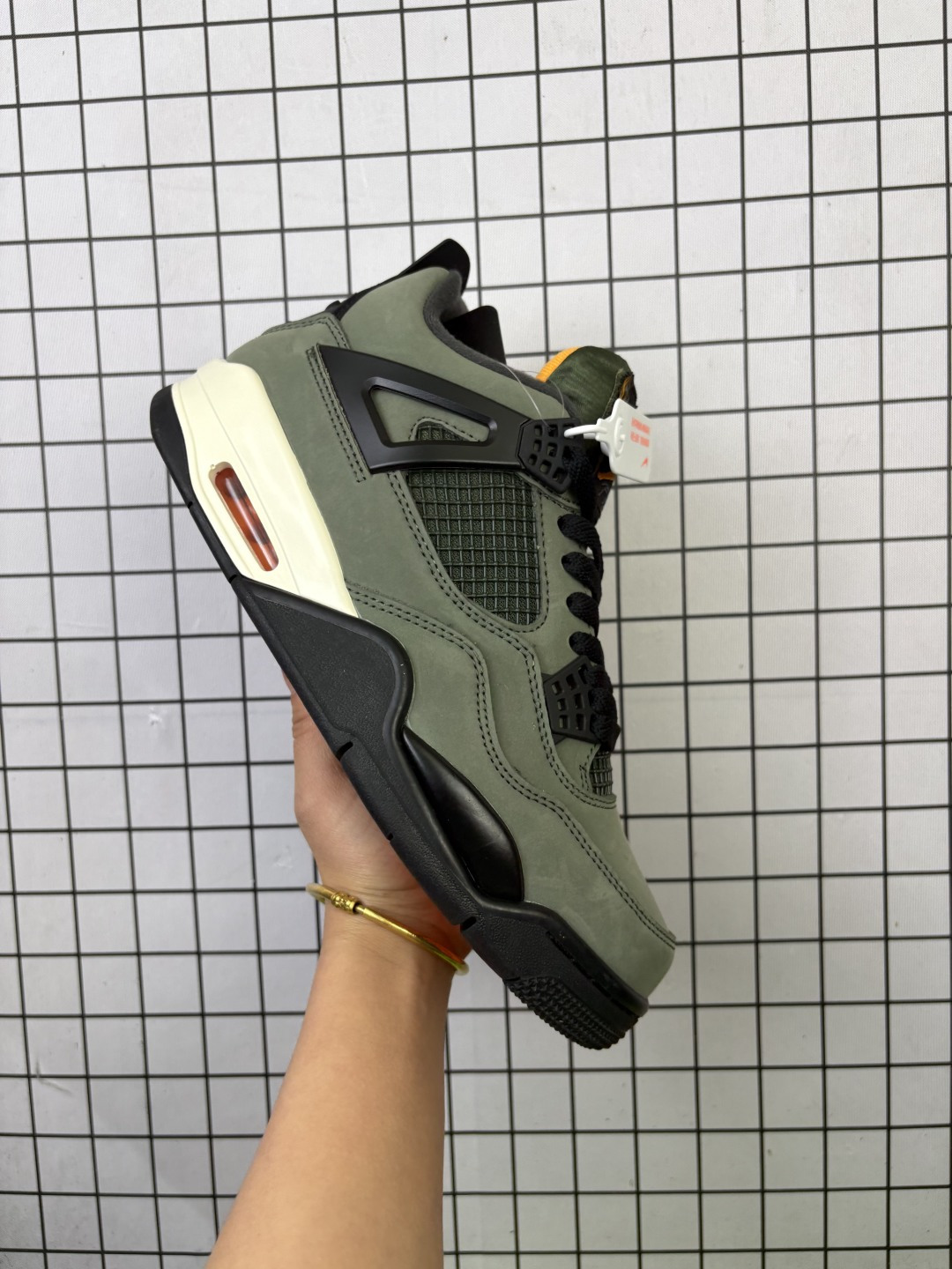 💰180
Nike Air Jordan 4 Retro 耐克迈克尔·乔丹AJ4代中帮复古休闲运动文化篮球鞋
原厂材料TPU超Q弹网格材质 缜密拉帮及中底钢印细节 组合开窗式气垫大底 升级原楦原档案数据开发纸版楦型 采用同源纳帕头层皮革鞋面材质 全新底模完美品相清洁度及喷漆效果
货号:IB1519-200
尺码:36～47半
编码687