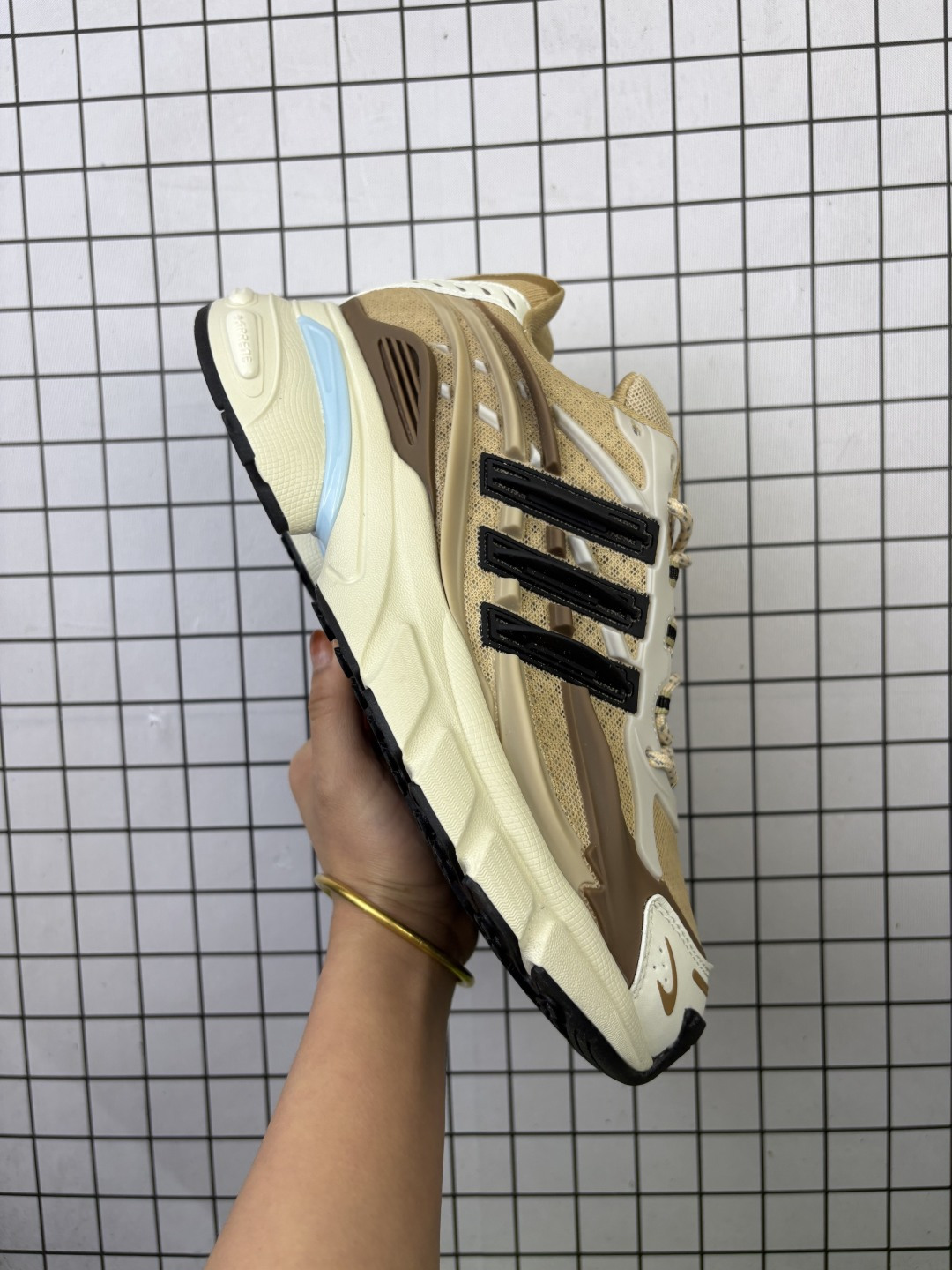 公司级带半码:阿迪达斯 Pharrell x adidas Adistar Jellyfish 低帮复古风老爹鞋 adidas Adistar Cushion与Atmos联名出的这款复古老爹鞋简直是未来科技感十足以3D风格焕新演绎标志性三条纹 为造型添上点睛之笔金属质感视觉效果TPU自带哑光反射非常的细节 最大的亮点无疑是鞋屁股 大块的tpu包裹 让增高的大底不再突兀 更显腿长 货号:JP9277 半 编码:57