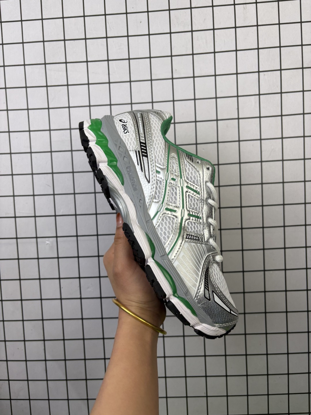 💰140
亚瑟士 KITH x Asics Gel-Kayano 12.1 “Light Sage”运动舒适防滑透气 低帮跑步鞋 厚底增高老爹鞋 该款ASICS Kayano 12.1 x KITH联名款鞋面采用混合版本，集成了Kayano 12的鞋面和GelNimbus 17的缓震系统，鞋盒配有ASICS和KITH的标志，鞋带颜色多样，鞋底为黑色橡胶，鞋面设计有皮革元素，整体外观时尚精致，与早期运动鞋相比，该款更具特色。￼个人觉得今年 Asics 的鞋王就是它了。低饱和度的湖水绿自带高级感。米白色的做旧中底 复古氛围感十足 #晒晒你的百搭秋冬通勤鞋   #跑鞋刮起复古风  #复古赛道一双踏入#新复古回潮#双11到手不剁手     #双11装备秒到手 #鞋王争霸赛 #点缀我的秋季穿搭#潮流入秋攻略 #秋日少年感穿搭  #潮流尖子生#我最百搭的单品#硬控我的百搭好鞋#更新我的秋日鞋柜#穿这双鞋子走进秋天      

货号:  1203A827-100
尺码：36～46含半码
编码：旭