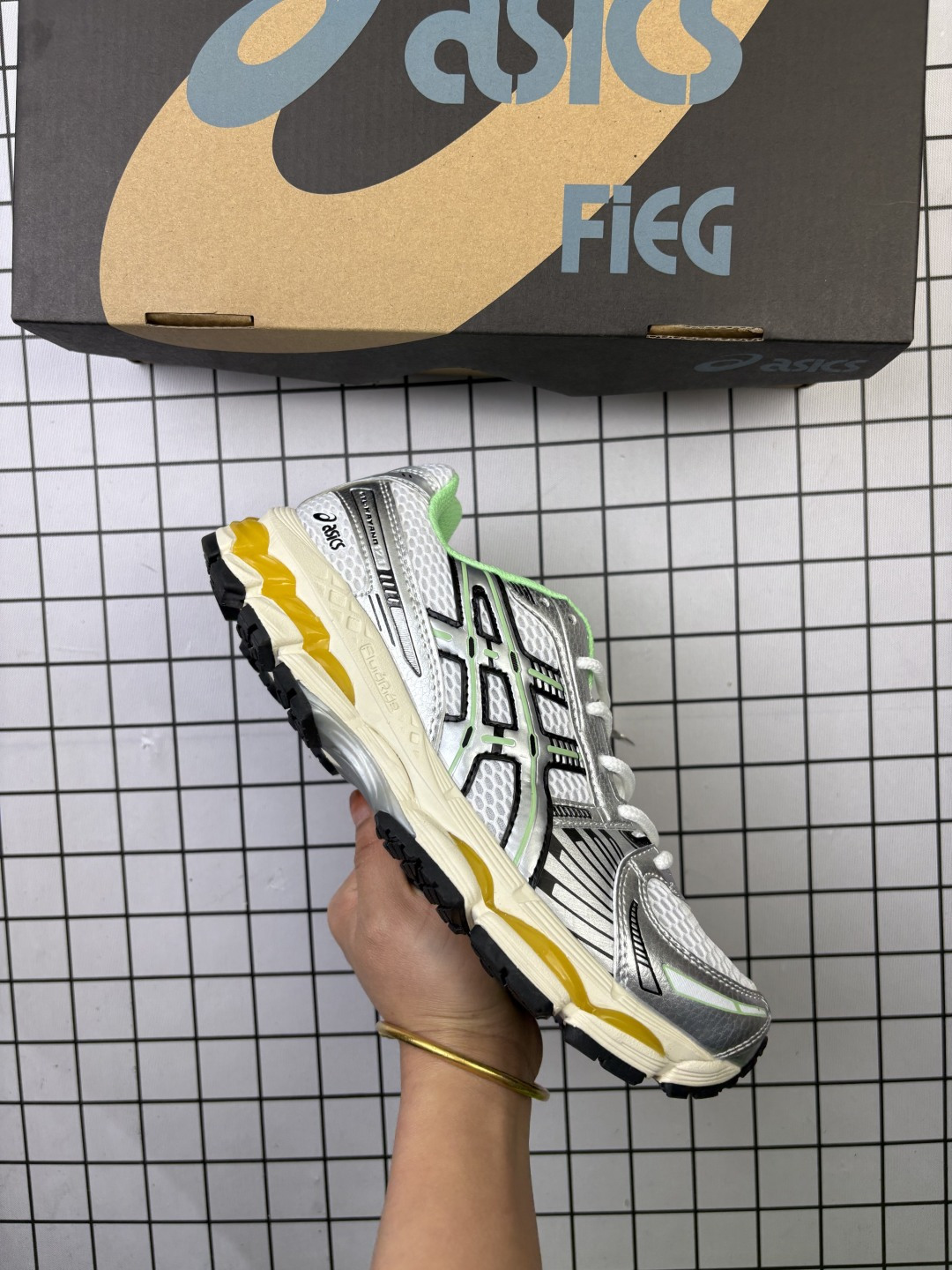 🈴💰140
亚瑟士 KITH x Asics Gel-Kayano 12.1 “Light Sage”运动舒适防滑透气 低帮跑步鞋 厚底增高老爹鞋 该款ASICS Kayano 12.1 x KITH联名款鞋面采用混合版本，集成了Kayano 12的鞋面和GelNimbus 17的缓震系统，鞋盒配有ASICS和KITH的标志，鞋带颜色多样，鞋底为黑色橡胶，鞋面设计有皮革元素，整体外观时尚精致，与早期运动鞋相比，该款更具特色。￼个人觉得今年 Asics 的鞋王就是它了。低饱和度的湖水绿自带高级感。米白色的做旧中底 复古氛围感十足 #晒晒你的百搭秋冬通勤鞋   #跑鞋刮起复古风  #复古赛道一双踏入#新复古回潮#双11到手不剁手     #双11装备秒到手 #鞋王争霸赛 #点缀我的秋季穿搭#潮流入秋攻略 #秋日少年感穿搭  #潮流尖子生#我最百搭的单品#硬控我的百搭好鞋#更新我的秋日鞋柜#穿这双鞋子走进秋天      

货号:  1203A827-100
尺码：36～46含半码
编码：旭
