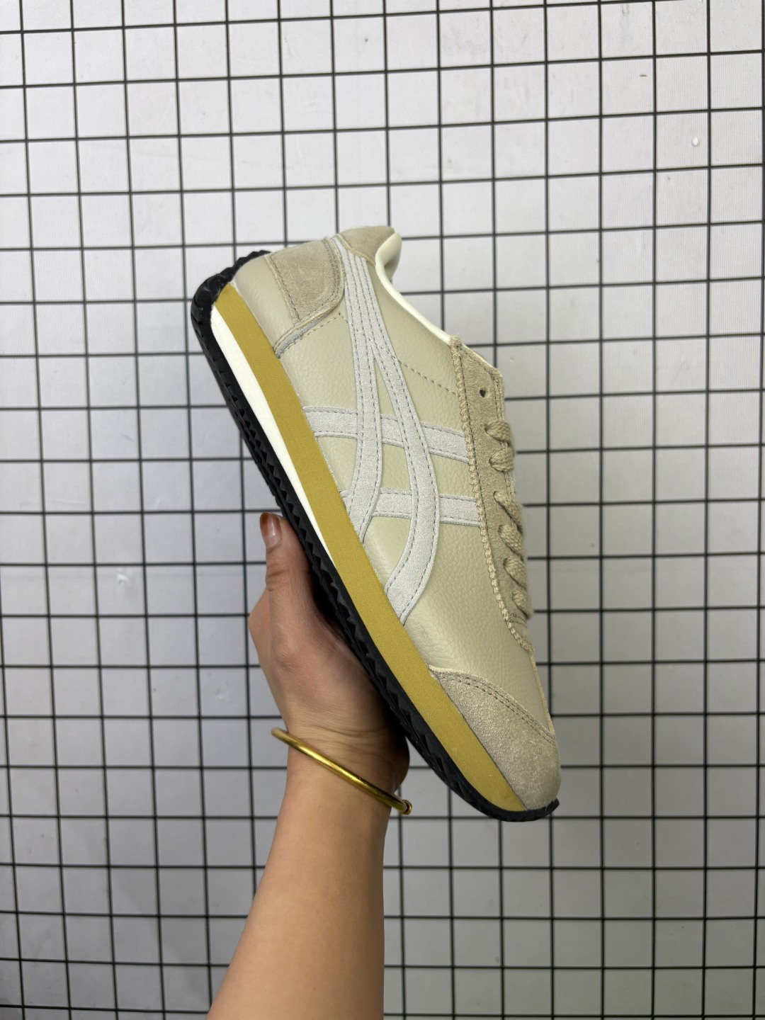 鬼冢虎 Onitsuka Tiger California 78系列 FS11超舒适缓震复合底包跟鞋 EDR 78起初于1978年开发,亚瑟士 鞋子的特色在于前脚掌与脚踝有坚固的轮胎橡胶材质 OrthoUte材 质的鞋垫为足弓释放压力 提供足弓良好的缓冲 是Onitsuka Tige经典的田径鞋 鞋面采用网眼布面料 清凉透气跑步鞋 货号:1183C263-250 编码771
