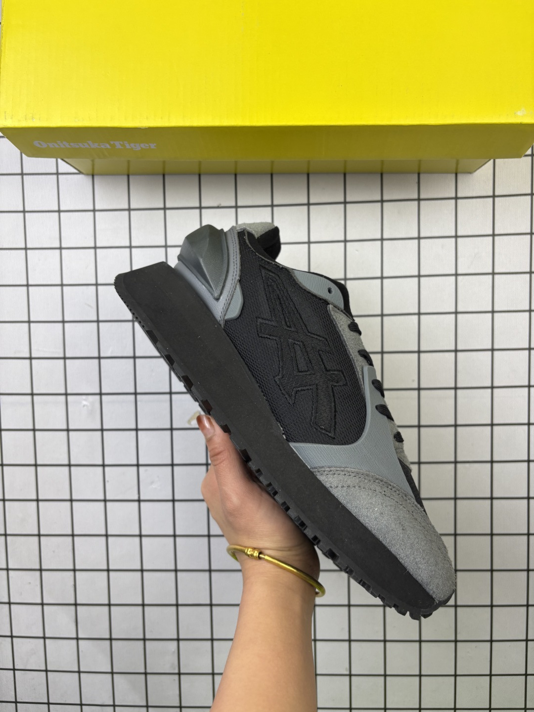 🈴💰160
【公司级】caihongnitsuka Tiqe鬼琢虎Moage co亚瑟士鬼冢虎复古经典运动板鞋 厚底增高跑鞋 产品从款式颜色造型上体现出追求舒适和细节的完美 鞋类更是推崇手工制作的严谨与完美 融舒适性与可穿性的设计风格 注重细节的完美和别致魅力 既保持稳重 又不失轻松的时尚感。
货号:   1183B555-001
编码：771
36-45