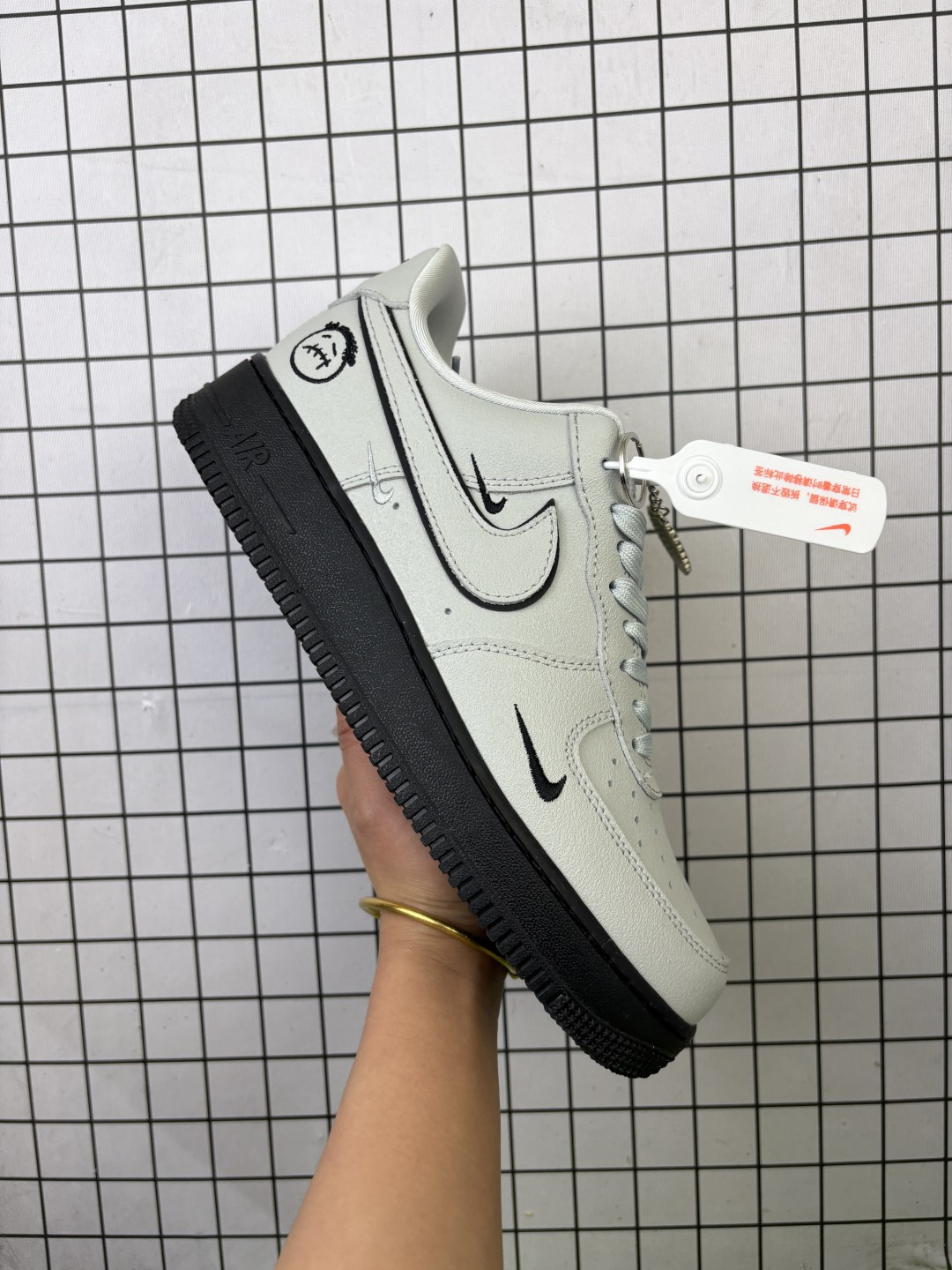 💰230
Nike Air Force 1'07 Low 冷调灰调碰撞酷黑 空军一号低帮休闲板鞋 XL1979-128
#定制皮料 定制鞋盒 原楦原纸板 纯正空军版型 内置全掌气垫
尺码：36 36.5 37.5 38 38.5 39 40 40.5 41 42 42.5 43 44 44.5 45