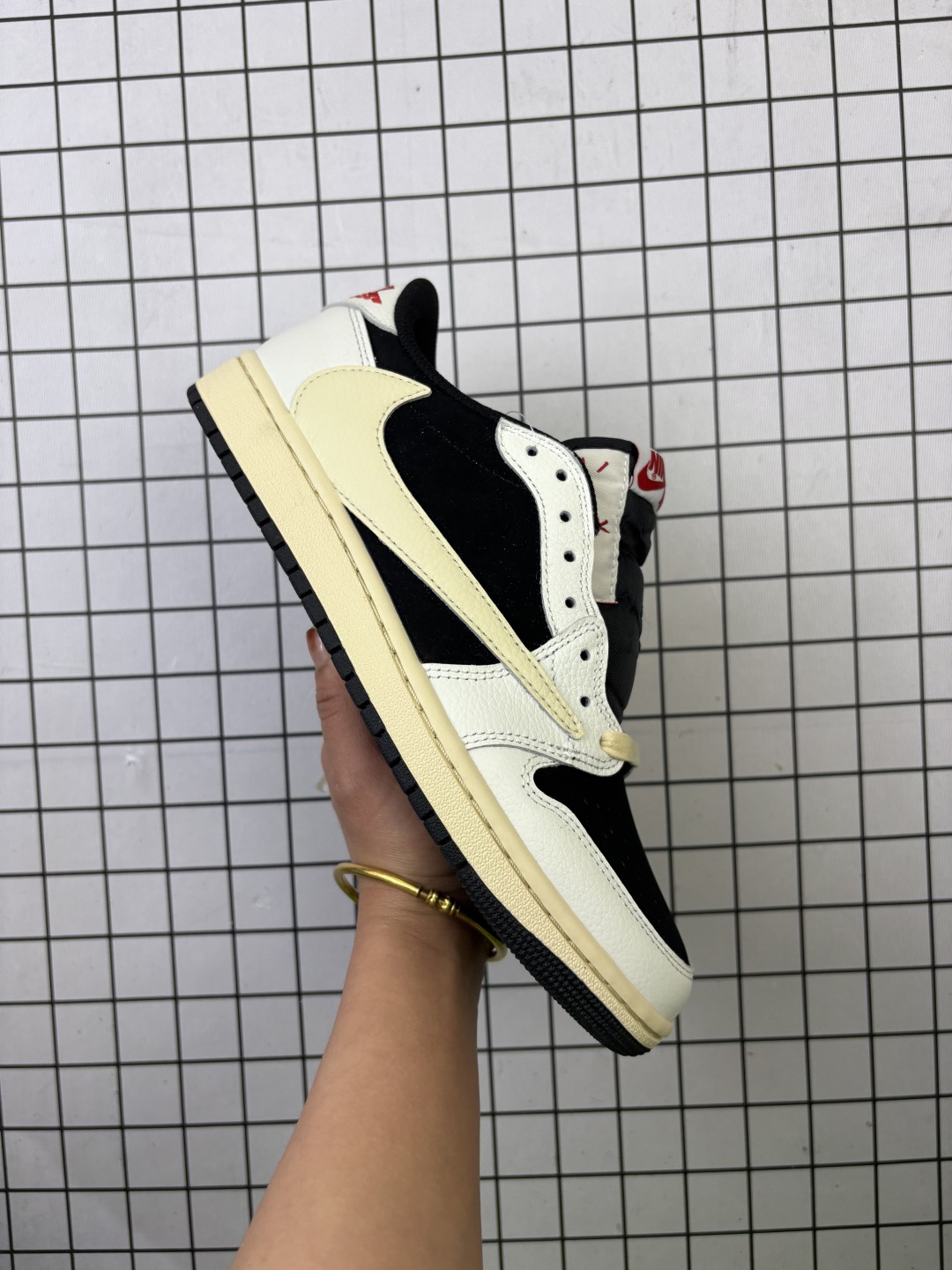 💰210
Nike Air Jordan 1 x Travis Scott AJ1倒勾 乔一倒钩 耐克 低帮文化篮球鞋 XZ6868 002
完美品质出货 细节如图所示 鞋面切割工整 冲孔整齐干净 中底拉帮线 整体清洁度非常好
码数:36 36.5 37.5 38 38.5 39 40 40.5 41 42 42.5 43 44 44.5 45 46 47
编码757