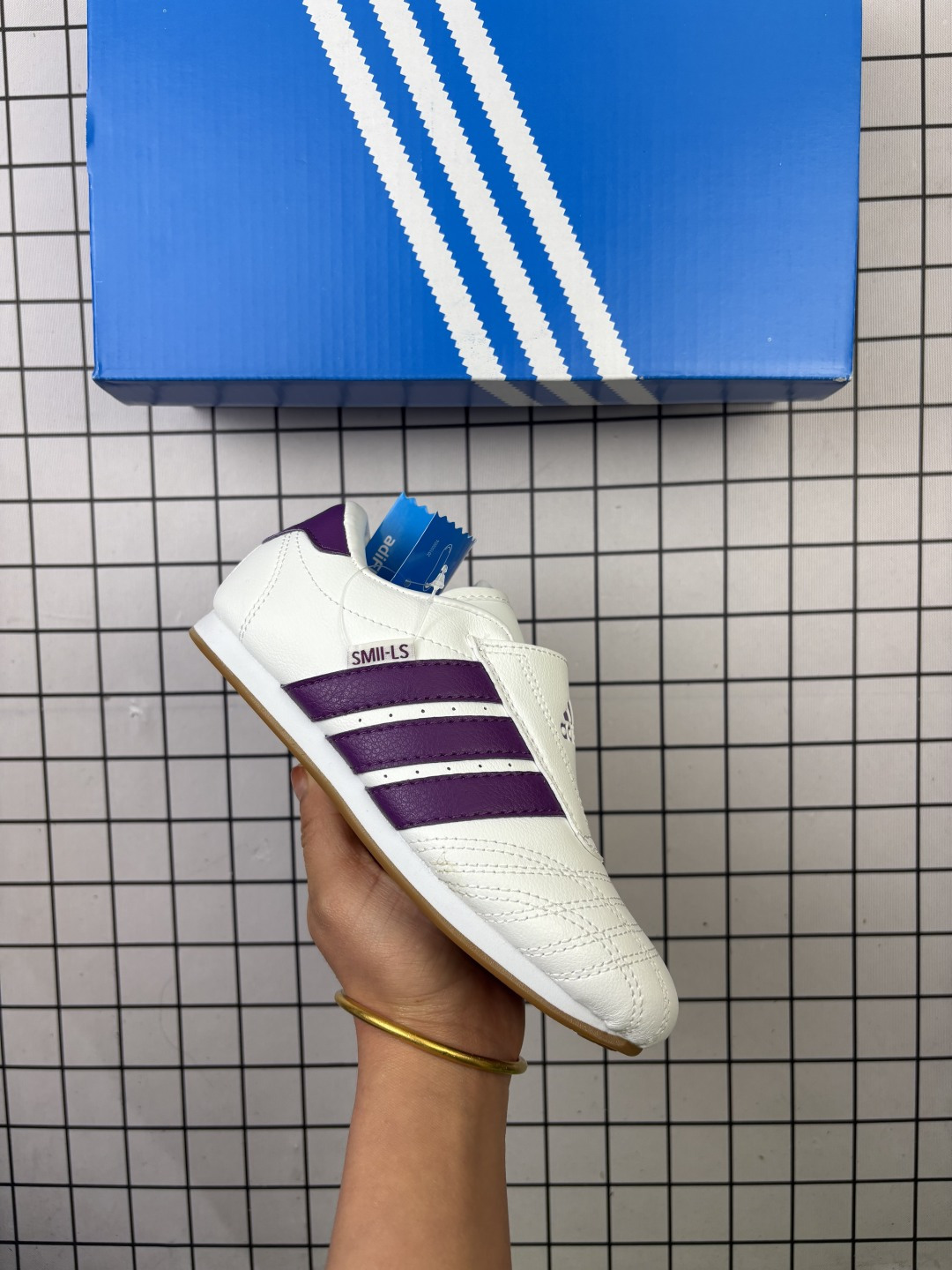 #新品上市实拍 R版 adidas Originals TAEKWONDO 百搭单品 跆拳道薄底鞋 皮质鞋面,柔软高级 搭配经典3D鞋头缝线设计一脚蹬设计穿脱自如 低平橡胶外底助你扎实踩地从容迈步 为小众运动注入现代年轻化审美 鲜明黑白,复古极简 从专业赛场到时尚前沿 开启多元运动美学新篇章 TAEKWONDO 演绎穿搭的“绝佳利器”深受武术历史影响的简约套入式设计 力求致敬00年代初的风尚 货号:JS1193 编码老男H