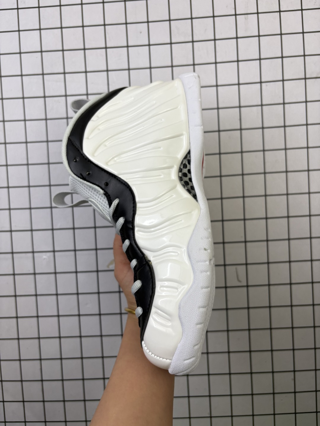 💰140
【公司级】耐克/NIKE 耐克喷泡 Air Foamposite Pro 实战运动篮球鞋,它依然代表了当时球鞋生产工艺的顶点,国内的鞋迷因为Pro的谐音,也将其称作泡”。鞋身由结实而有韧性的Foamposite一体化成型鞋面构成,独特的外观美轮美,充满了未来感,鞋面内部采用了全长的Dynamic--fit弹性内靴,柔软的填充使得鞋子的舒适性和包裹性大大增强,为脚部提供了良好的支撑保护,中底则延续了脚感澎湃的双层oom气垫与大面积碳板的缓震配置。

货号：624041-701
码数：40-47
编码688