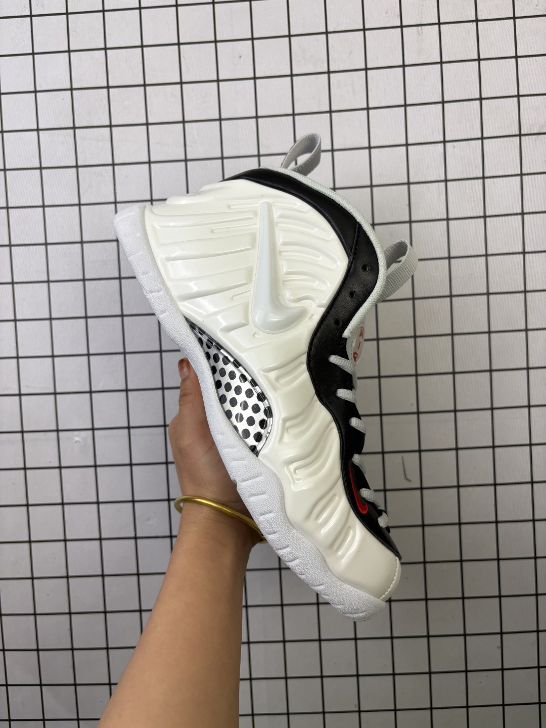 💰140
【公司级】耐克/NIKE 耐克喷泡 Air Foamposite Pro 实战运动篮球鞋,它依然代表了当时球鞋生产工艺的顶点,国内的鞋迷因为Pro的谐音,也将其称作泡”。鞋身由结实而有韧性的Foamposite一体化成型鞋面构成,独特的外观美轮美,充满了未来感,鞋面内部采用了全长的Dynamic--fit弹性内靴,柔软的填充使得鞋子的舒适性和包裹性大大增强,为脚部提供了良好的支撑保护,中底则延续了脚感澎湃的双层oom气垫与大面积碳板的缓震配置。

货号：624041-701
码数：40-47
编码688