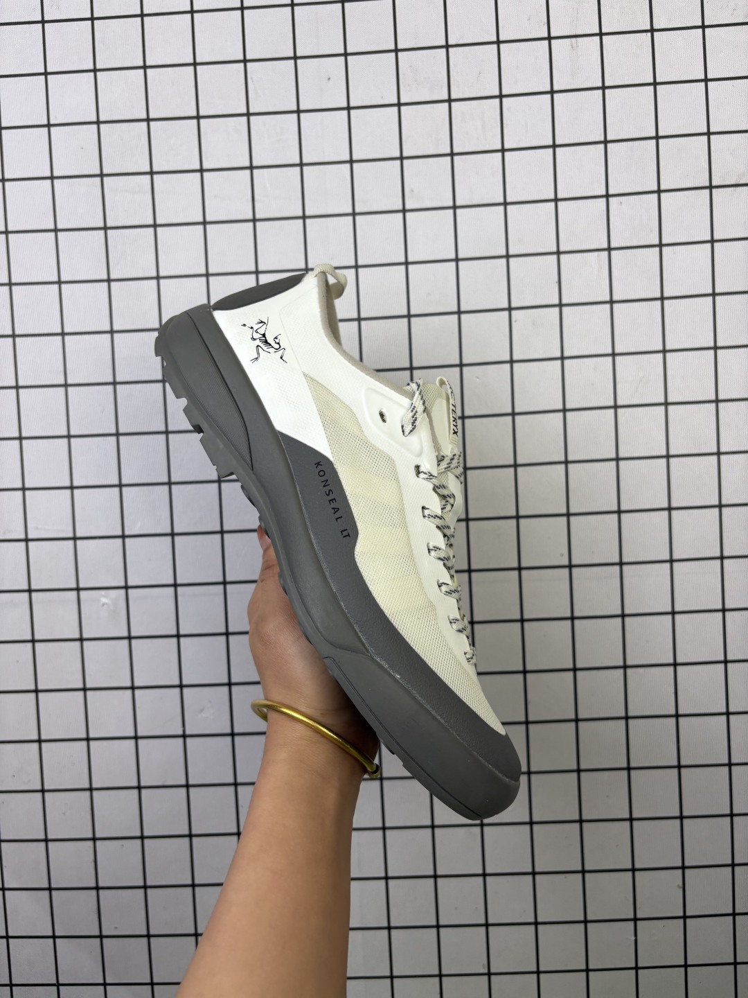 💰130
 原楦原纸版开发版型，采用软羊皮鞋面材质，鞋头加入防踢橡胶头盖设计，搭载85%压缩EVA缓震中底技术，外置vibram黄金耐磨锯齿外底❗️越野徒步+日常通勤两不误！加拿大户外服饰品牌/始祖鸟·Arc teryx Solano Leather Gore-Tex 系列多功能攀登轻快型户外徒步运动鞋 

类型：男鞋
码数：39 40 41 42 43 44 45
编码093