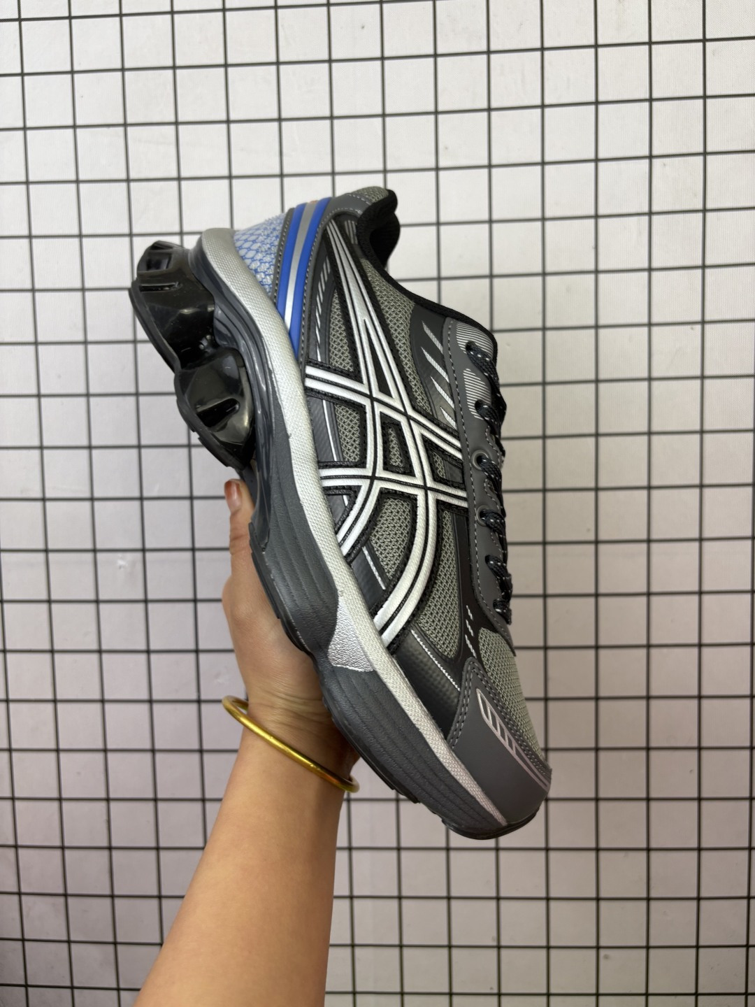 公司级✅Asics Gel-Quantum Kinetic 亚瑟士 复古休闲运动鞋厚底增高老爹鞋 采用 GEL Scutoid技术的橡胶鞋底.在拥有拥有相同外底科技的基础上,与早先推出的 Kiko Kostadinov 联名款 GEL-QUANTUM ZIENTZIA 十分相似,不失为具有 Ki 味的平替选择. 货号:1203A270-021 编码103