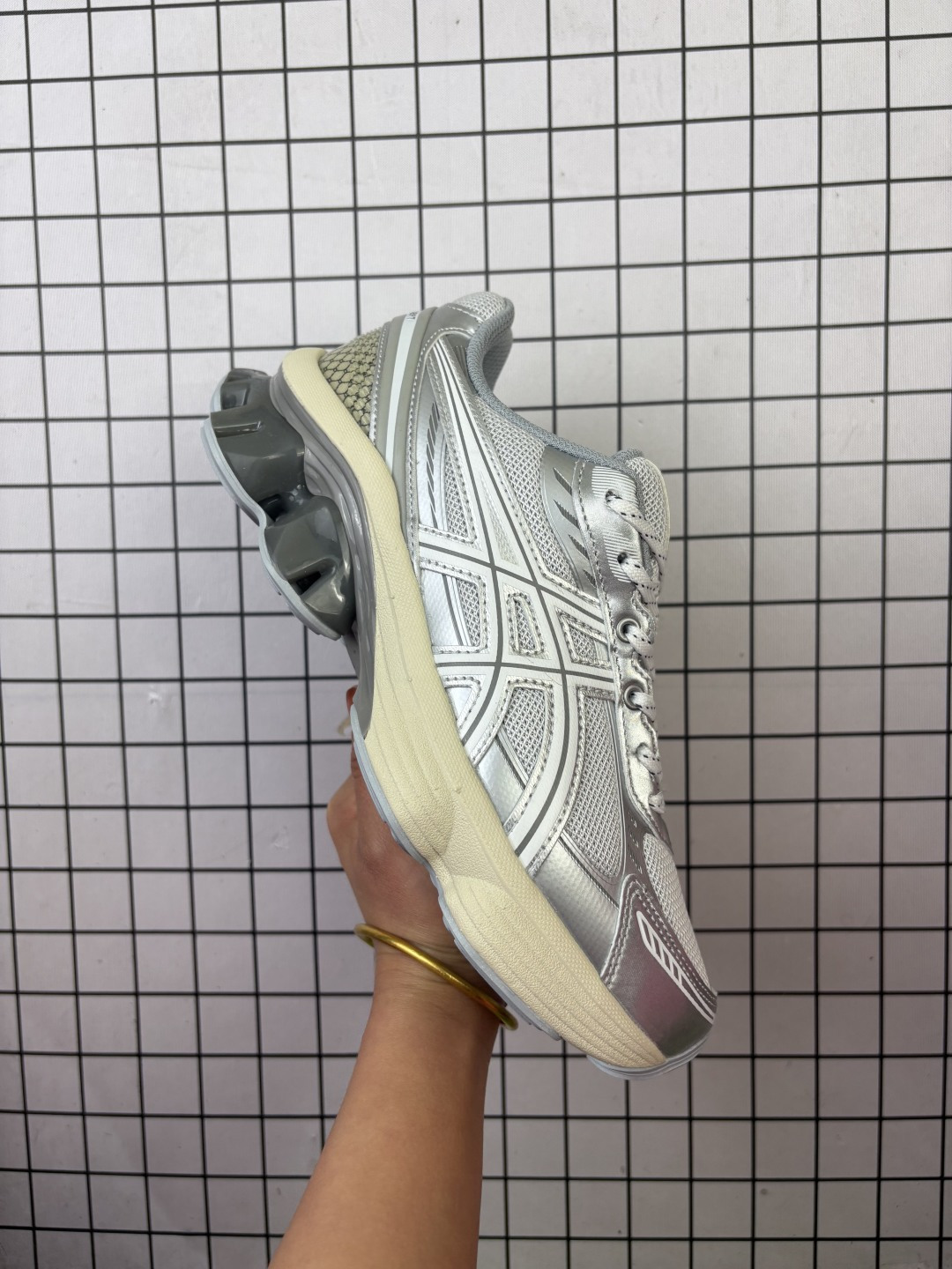 公司级✅Asics Gel-Quantum Kinetic 亚瑟士 复古休闲运动鞋厚底增高老爹鞋 采用 GEL Scutoid技术的橡胶鞋底.在拥有拥有相同外底科技的基础上,与早先推出的 Kiko Kostadinov 联名款 GEL-QUANTUM ZIENTZIA 十分相似,不失为具有 Ki 味的平替选择. 货号:1203A270-021 编码103