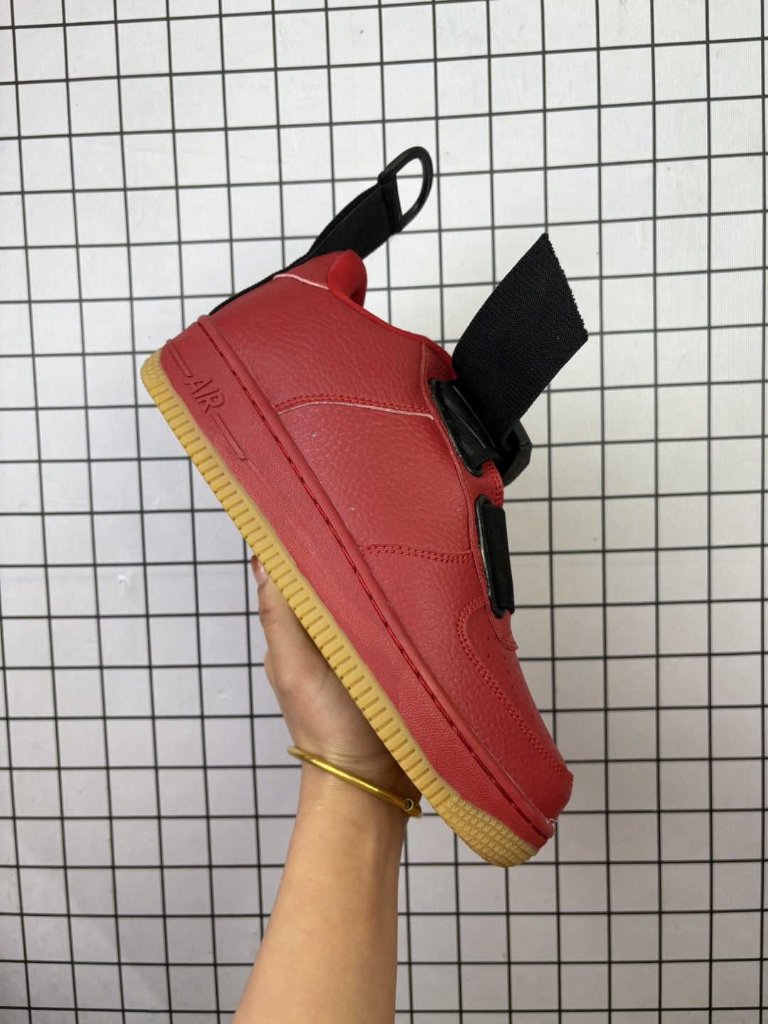 💰120
Nike/耐克 💯男女鞋，磁力机能解构美学，超强夜光效果❗️耐克限定NIKE AIR FORCE 1 UTILITY QS“OBJ Cool”空军一号机能低帮绷带设计潮流休闲运动板鞋 BV7783-001

类型：男女鞋
码数：36 37 38 39 40 41 42 43 44 45
编码771