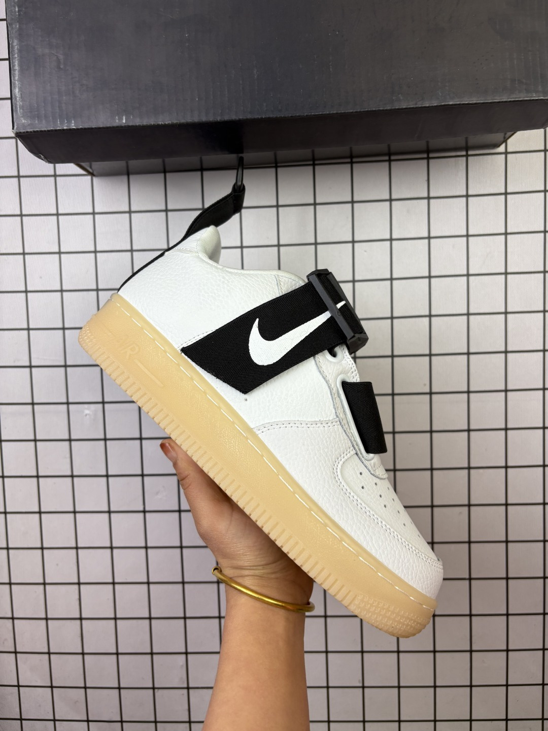 🈴💰120
Nike/耐克 💯男女鞋，磁力机能解构美学，超强夜光效果❗️耐克限定NIKE AIR FORCE 1 UTILITY QS“OBJ Cool”空军一号机能低帮绷带设计潮流休闲运动板鞋 BV7783-001

类型：男女鞋
码数：36 37 38 39 40 41 42 43 44 45
编码771