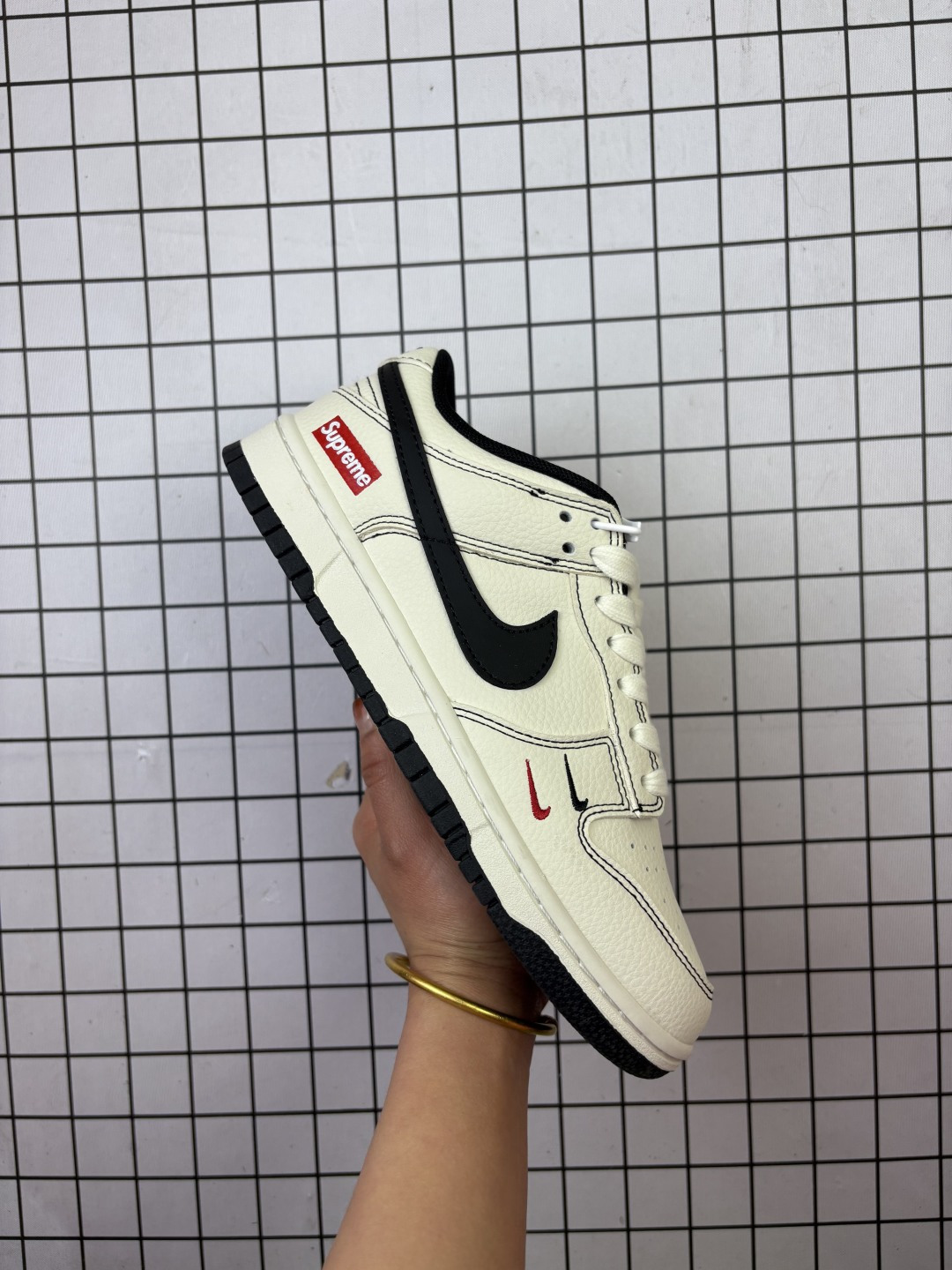 💰110
✅Nike SB Dunk Low“Supreme联名——黑红小勾” 周年高端定制 低帮休闲板鞋 定制鞋盒 
大厂纯原品质出货 超高清洁度 皮料切割干净无任何毛边 细节完美 
货号：XX2025-316
尺码36-45（半） 
编码清F