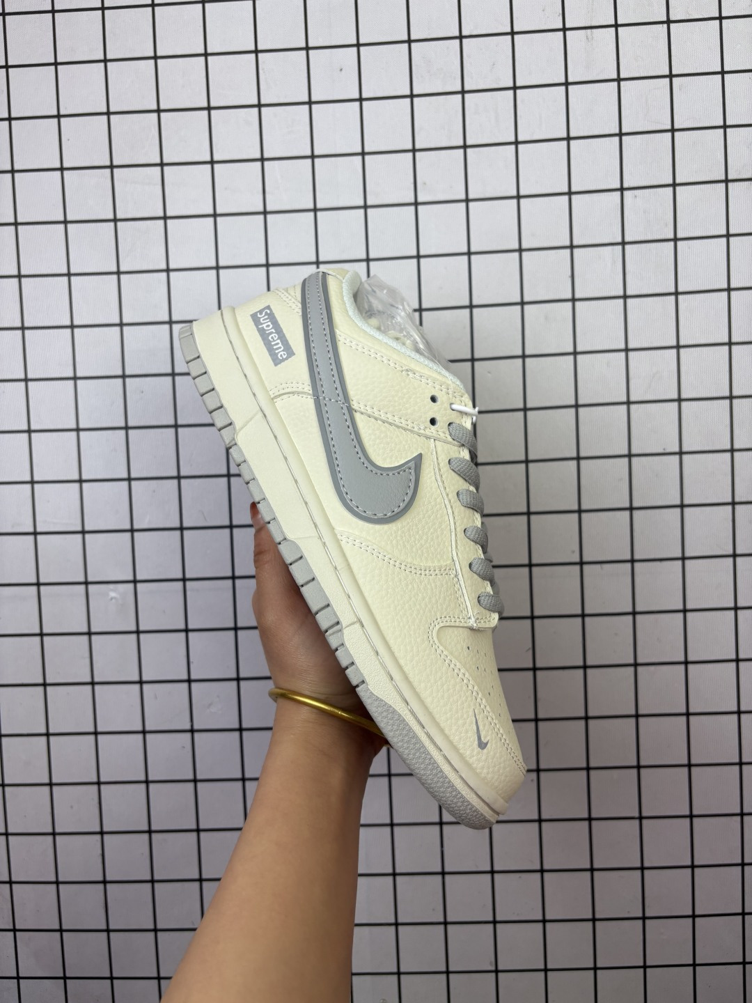 💰110
✅Nike SB Dunk Low“Supreme联名——黑红小勾” 周年高端定制 低帮休闲板鞋 定制鞋盒 
大厂纯原品质出货 超高清洁度 皮料切割干净无任何毛边 细节完美 
货号：XX2025-316
尺码36-45（半） 
编码清F