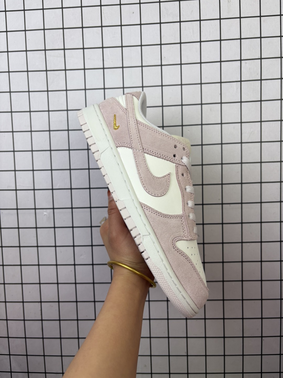 NIKE SB DUNK LOW PRO 小钩 Dunk SB顾名思义,具有经典的Dunk血缘,又注入了更多的时尚元素.相较于普通的Dunk滑板鞋,改良版的Dunk SB加厚了鞋舌的填充,使舒适性大大提升,同时也更方便穿脱;中底部分则加入了脚感柔软舒适Zoom Air气垫,有效吸收滑板等极限运动在落地时带来的冲击力,为街头运动者们提供更好的保护 货号:IO4244 102 编码707