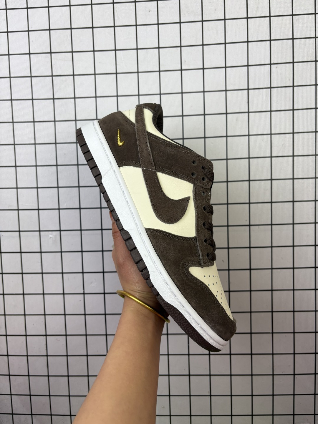 NIKE SB DUNK LOW PRO 小钩 Dunk SB顾名思义,具有经典的Dunk血缘,又注入了更多的时尚元素.相较于普通的Dunk滑板鞋,改良版的Dunk SB加厚了鞋舌的填充,使舒适性大大提升,同时也更方便穿脱;中底部分则加入了脚感柔软舒适Zoom Air气垫,有效吸收滑板等极限运动在落地时带来的冲击力,为街头运动者们提供更好的保护 货号:IO4244 102 编码707