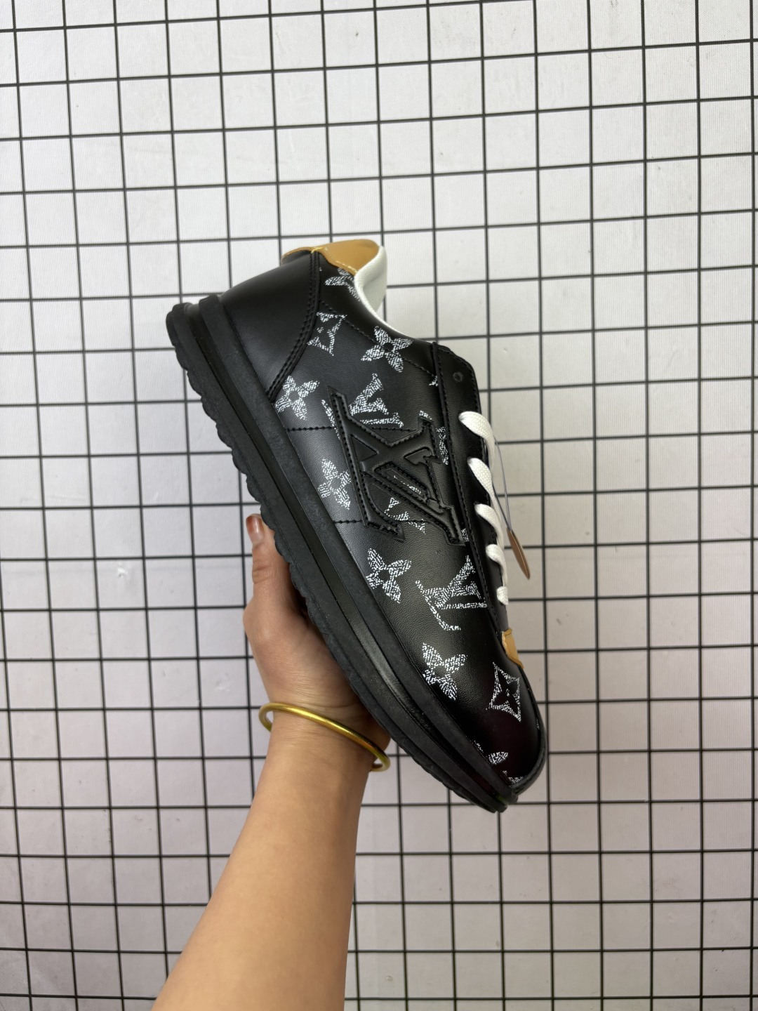 路易威登LOUIS VUITTON X NIGO 联名款运动鞋 BUTTERSOFT FW25 圆头系带 低帮 生活休闲鞋 阿甘鞋 路易威登 LOUIS VUITTON LV Buttersoft Nigo 联名运动跑步鞋,素面皮革压纹图案,圆头系带和衬垫鞋面,柔软的穿着体验.Pharrell Williams 肖像和龙虾图案压纹呼应,手缝鞋面 EVA 外底饰有元素,LV 字母皮具元素.#LV休闲鞋 #LV新款休闲运动鞋 #lv潮鞋 #新款lv #Lv路易威登 编码:699