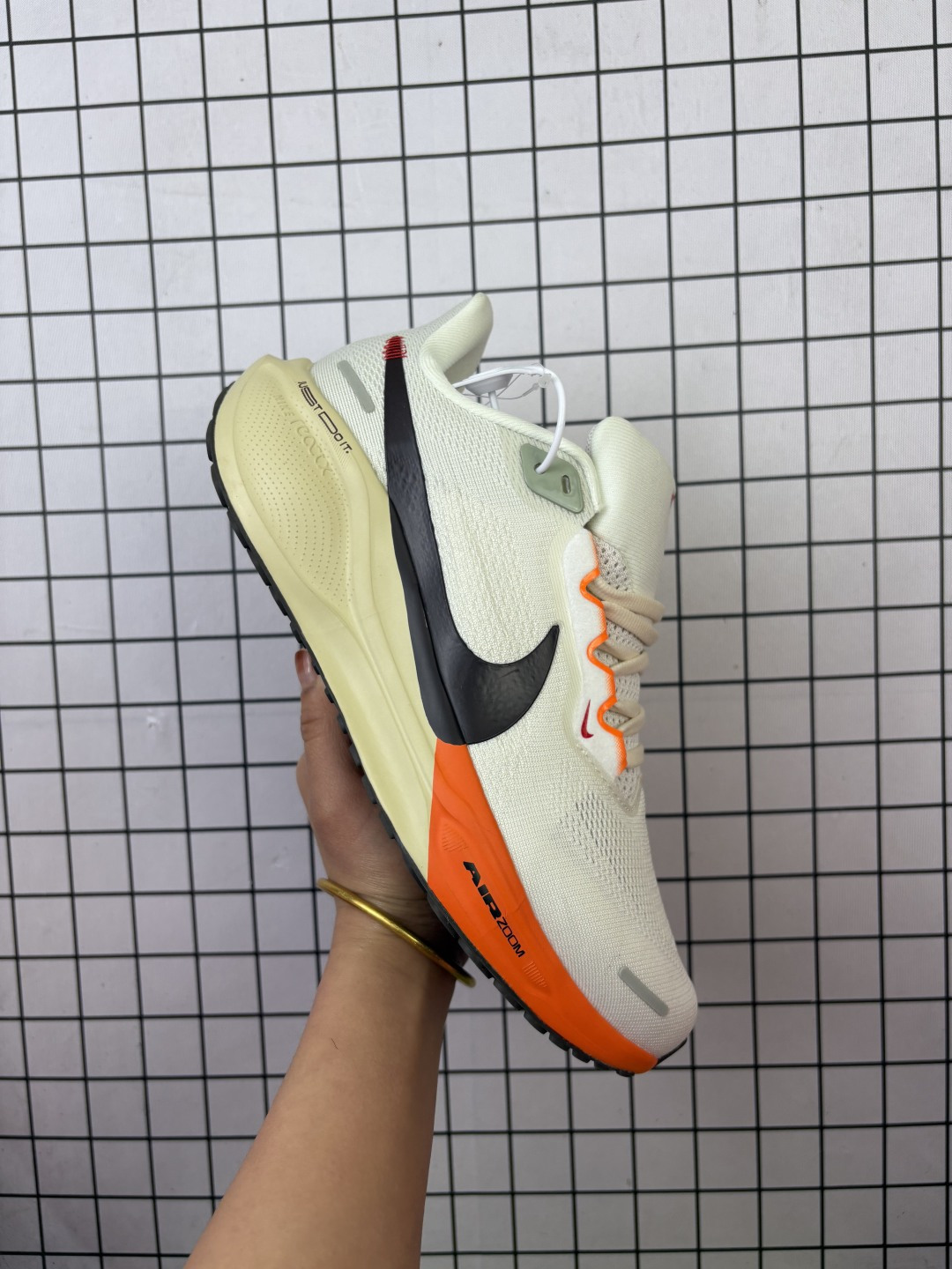 Nike Air Zoom Pegasus 41 耐克 飞马41代 低帮 绿色 舒适百搭双层织物耐磨透气低邦马拉松跑步鞋 鞋款透气网眼是一种结合了织带和网眼布料的鞋面设计,用于提供额外的支持和优良的透气性;经典橡胶外底结合华夫格底纹的设计是一种常见于运动鞋中的鞋底设计;相较于Nike Reactx泡绵,ReactXb在制造过程中减少了能耗,每双鞋中底可减少至少43%的碳足迹,同时,能量反馈提升了13%.橡胶外底提供了良好的耐磨性和抓地力,而华夫格底纹则增加了额外的抓地力和稳定性,使得穿着者在各种地面上都能保持良好的平衡和舒适度. 男货号:FD2722-701 女货号:FD2723-701 编码老男H
