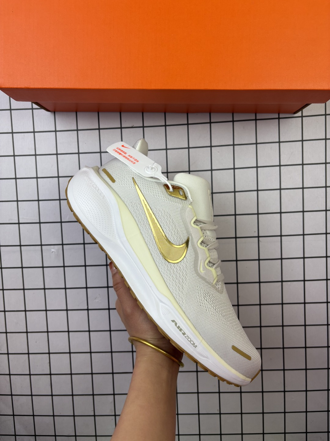 Nike Air Zoom Pegasus 41 耐克 飞马41代 低帮 绿色 舒适百搭双层织物耐磨透气低邦马拉松跑步鞋 鞋款透气网眼是一种结合了织带和网眼布料的鞋面设计,用于提供额外的支持和优良的透气性;经典橡胶外底结合华夫格底纹的设计是一种常见于运动鞋中的鞋底设计;相较于Nike Reactx泡绵,ReactXb在制造过程中减少了能耗,每双鞋中底可减少至少43%的碳足迹,同时,能量反馈提升了13%.橡胶外底提供了良好的耐磨性和抓地力,而华夫格底纹则增加了额外的抓地力和稳定性,使得穿着者在各种地面上都能保持良好的平衡和舒适度. 男货号:FD2722-701 女货号:FD2723-701 编码老男H