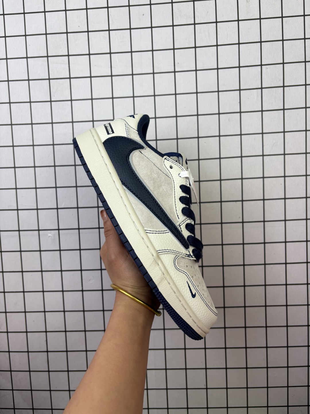 💰150
【公司级】耐克/Nike Air Jordan 1 Low OG SP"Military Blue"AJ1乔1倒勾 2025年新款 低帮篮球鞋 AJ1 乔丹1代 aj1 乔1 反向脚趾复古运动鞋。潮鞋推荐好看不贵 我家鞋子质量超好 爆款 乔丹代经典低帮化文百搭休闲动运篮球鞋“TS藤浩原联名闪电倒钩”采用软纳质帕头层皮革面鞋材质,中注底胶孔及缜密中拉底帮工艺,内置垫气及耐磨橡胶大底。亮点之处在于鞋侧的倒置 Swoosh。错版灵感来源于洛杉矶球鞋店铺收到一双特别的错版勾子倒过来,研发出反向勾的设计。
货号:XZ2268
码数:36-46
编码: 老男H